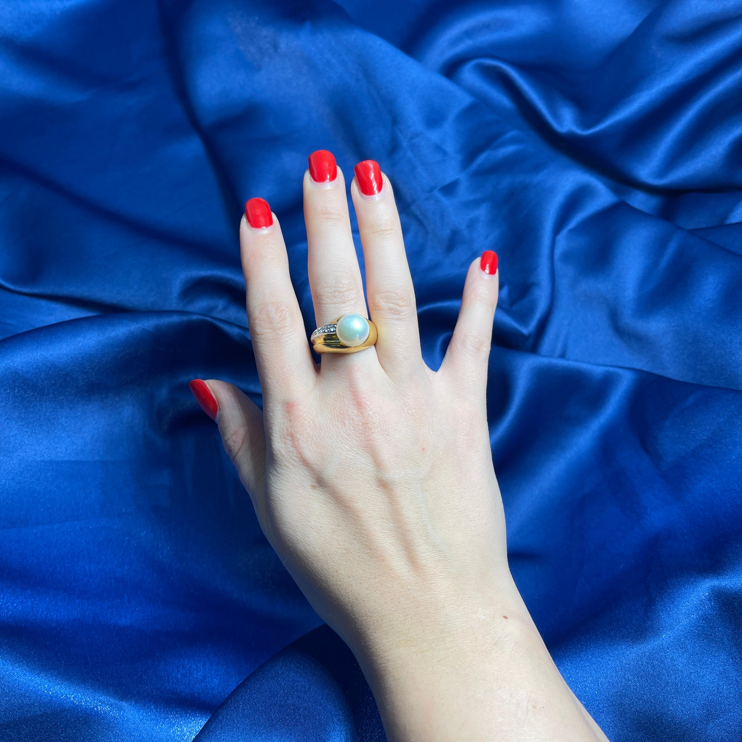 18K Yellow Gold Ring with Pearl and Diamonds For Sale 1