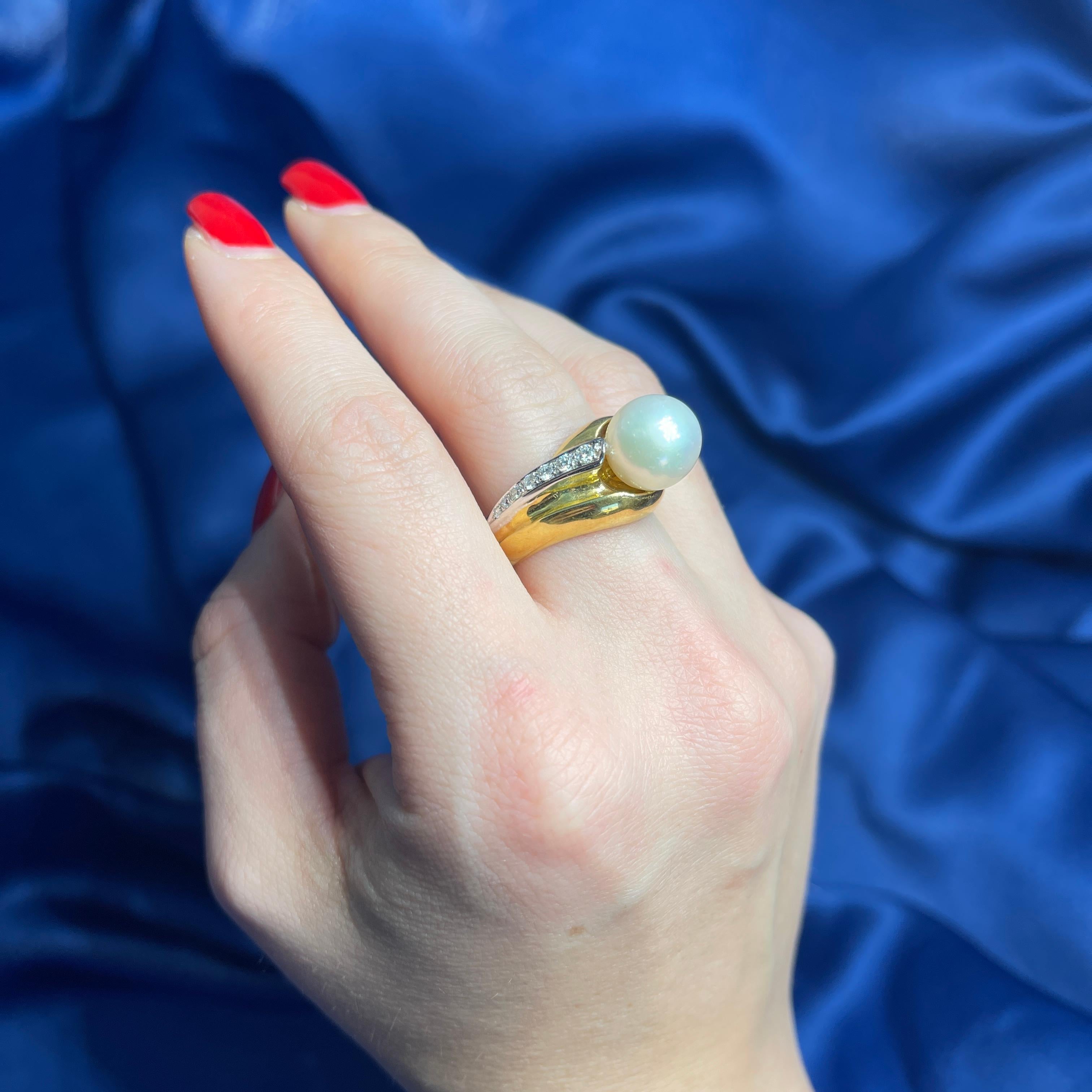 18K Yellow Gold Ring with Pearl and Diamonds For Sale 2