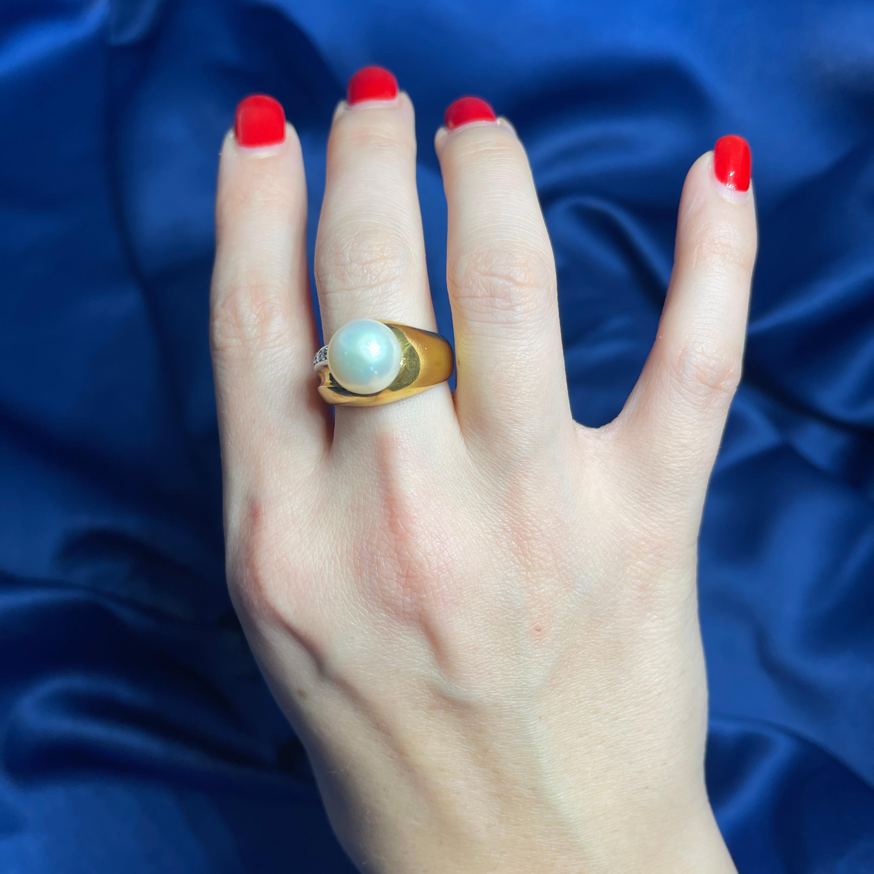 18K Yellow Gold Ring with Pearl and Diamonds For Sale 3