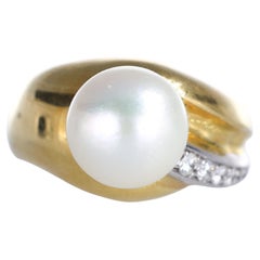 18K Yellow Gold Ring with Pearl and Diamonds