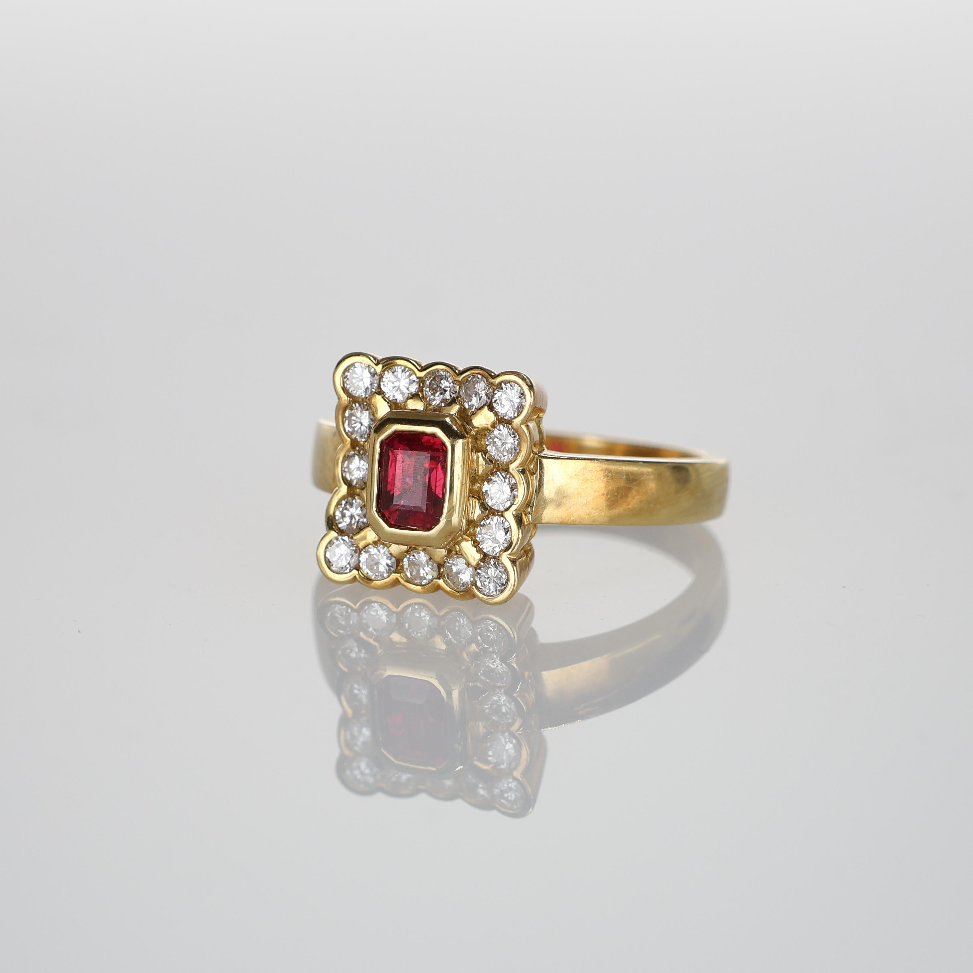 18k Yellow Gold Ring with Rectangular-Cut Ruby and Natural Diamond Halo In New Condition For Sale In Bergamo, BG