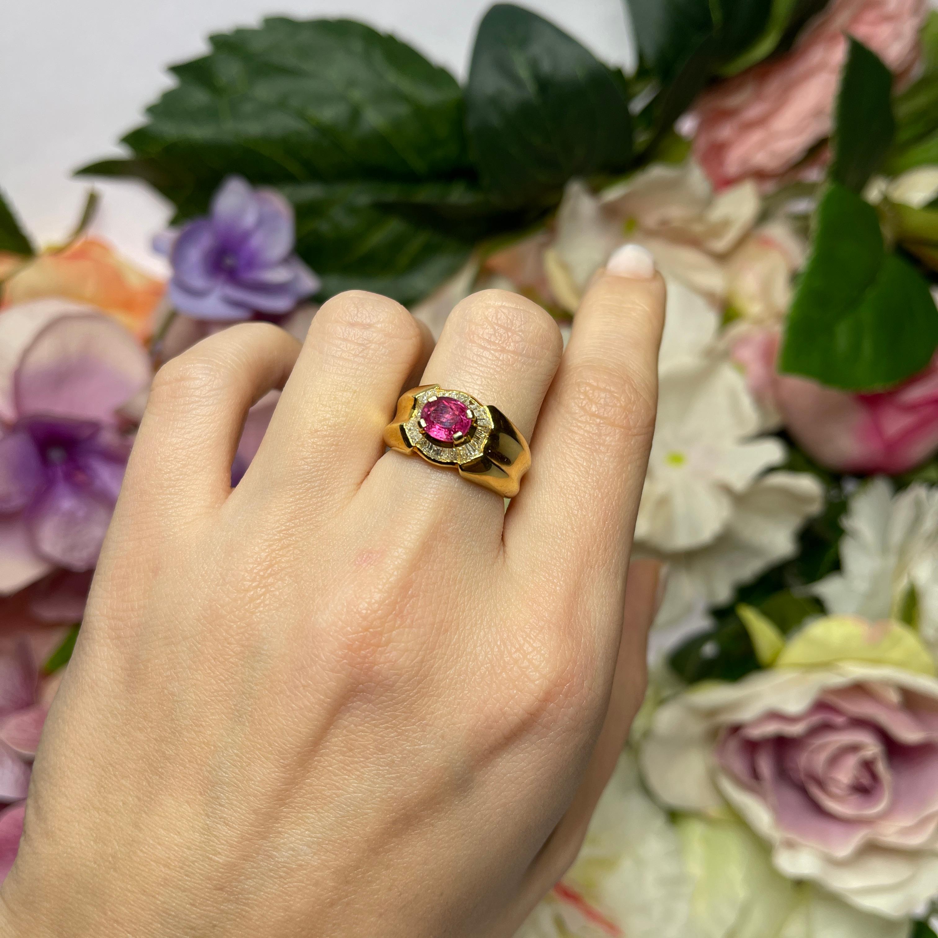 18K Yellow Gold Ring with Ruby and Baguette Diamonds For Sale 2