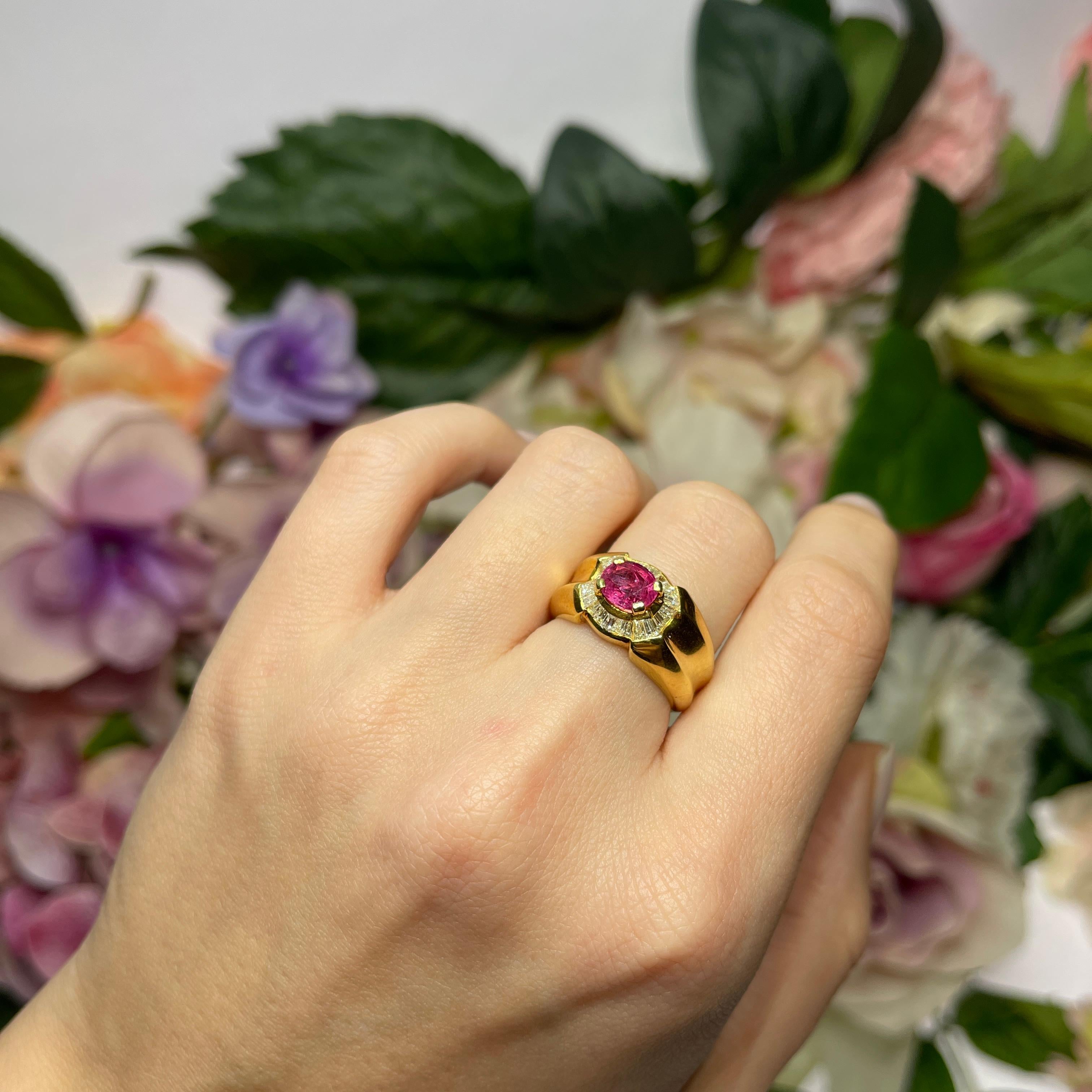 18K Yellow Gold Ring with Ruby and Baguette Diamonds For Sale 3