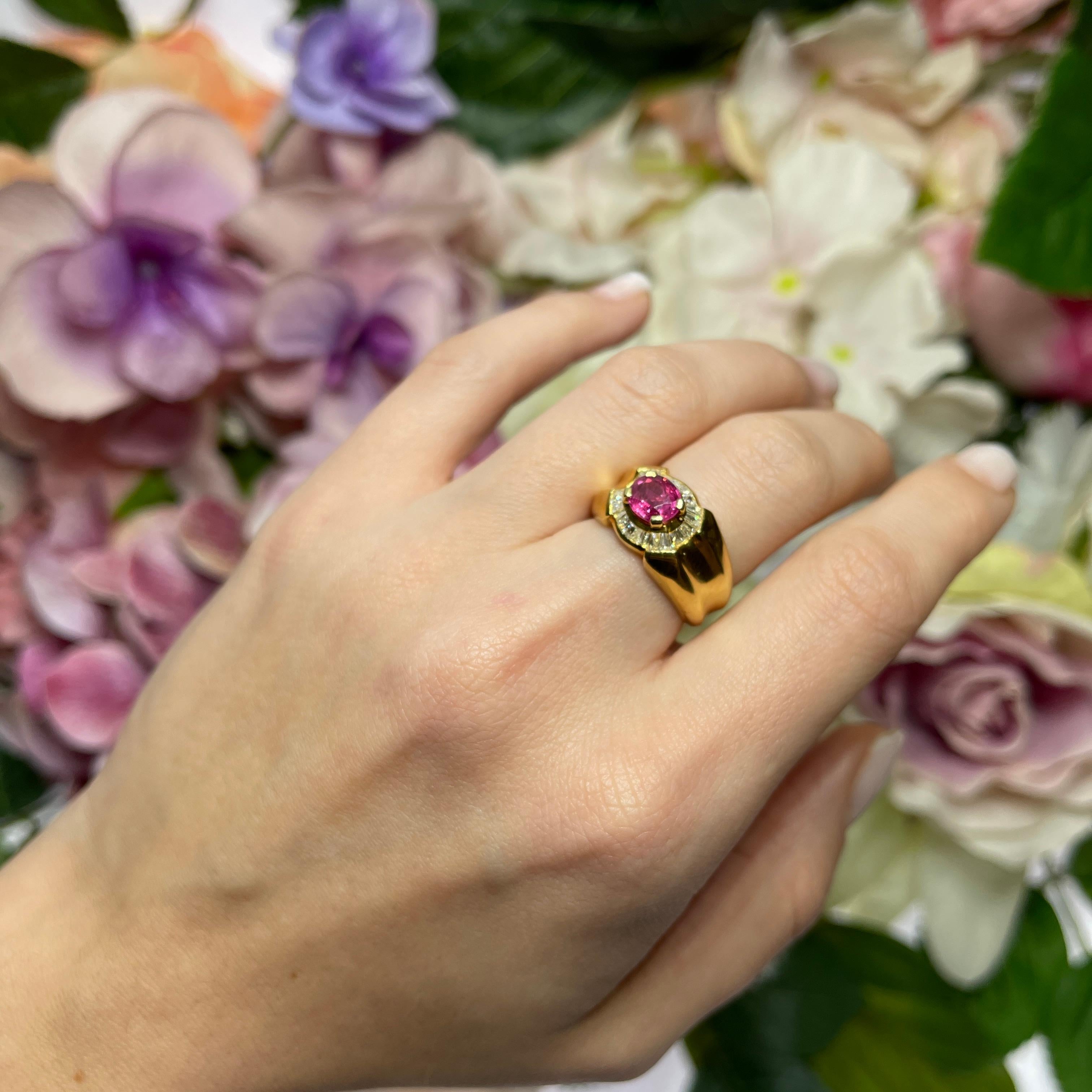 18K Yellow Gold Ring with Ruby and Baguette Diamonds For Sale 4
