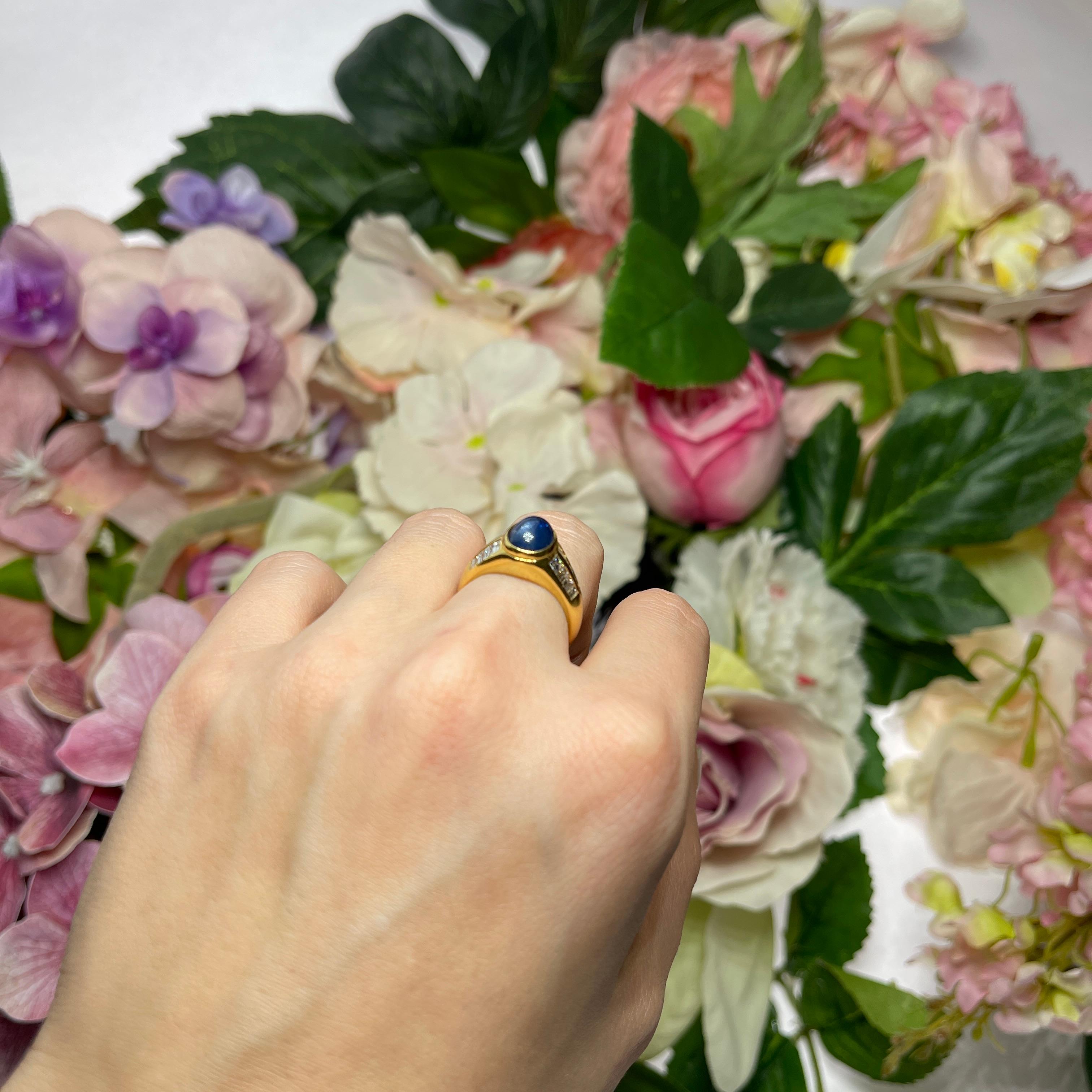 18K Yellow Gold Ring with Sapphire and Diamonds For Sale 5