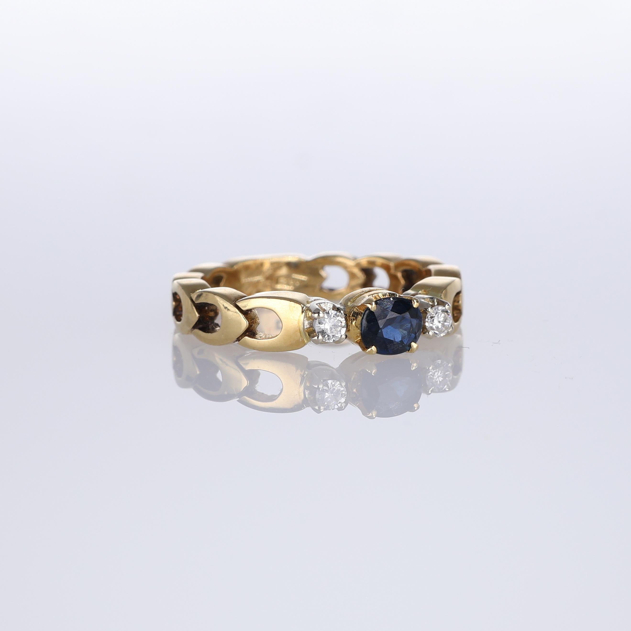 Brilliant Cut 18K Yellow Gold Ring with Sapphire and Diamonds For Sale