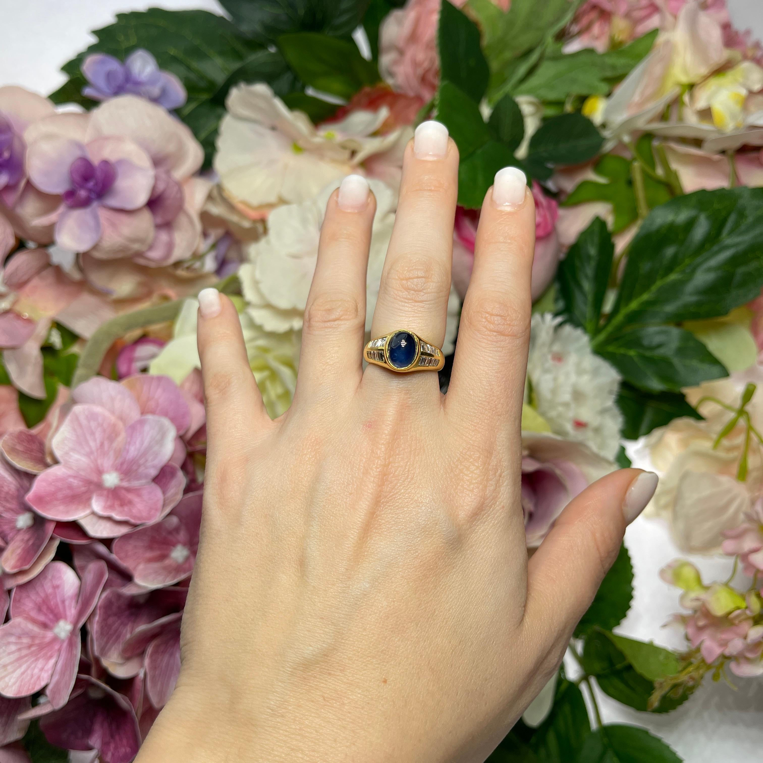 18K Yellow Gold Ring with Sapphire and Diamonds For Sale 1