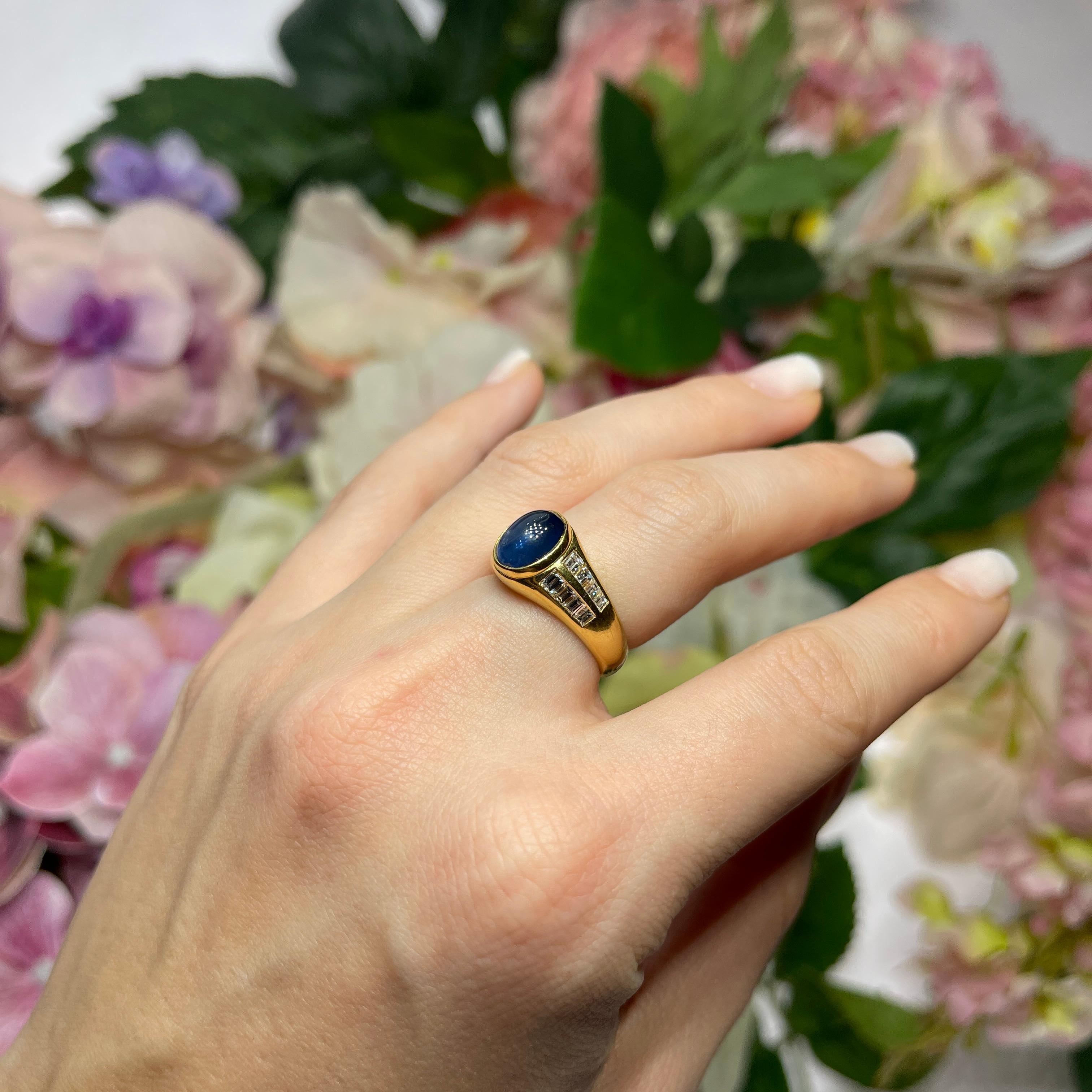 18K Yellow Gold Ring with Sapphire and Diamonds For Sale 3