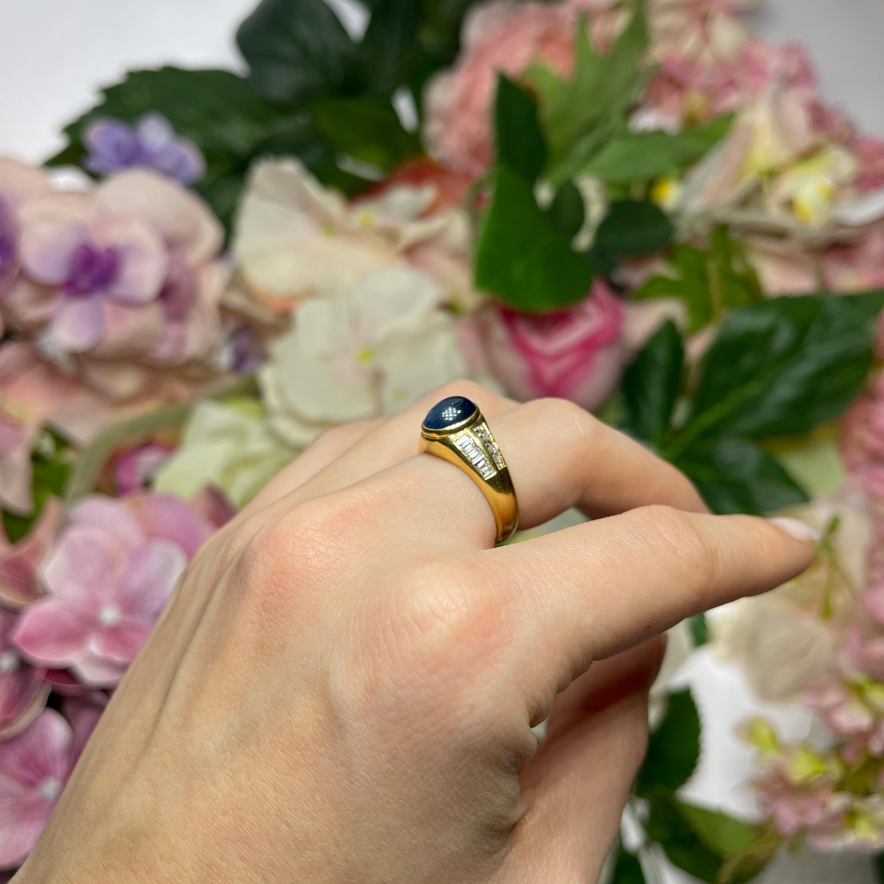 18K Yellow Gold Ring with Sapphire and Diamonds For Sale 4