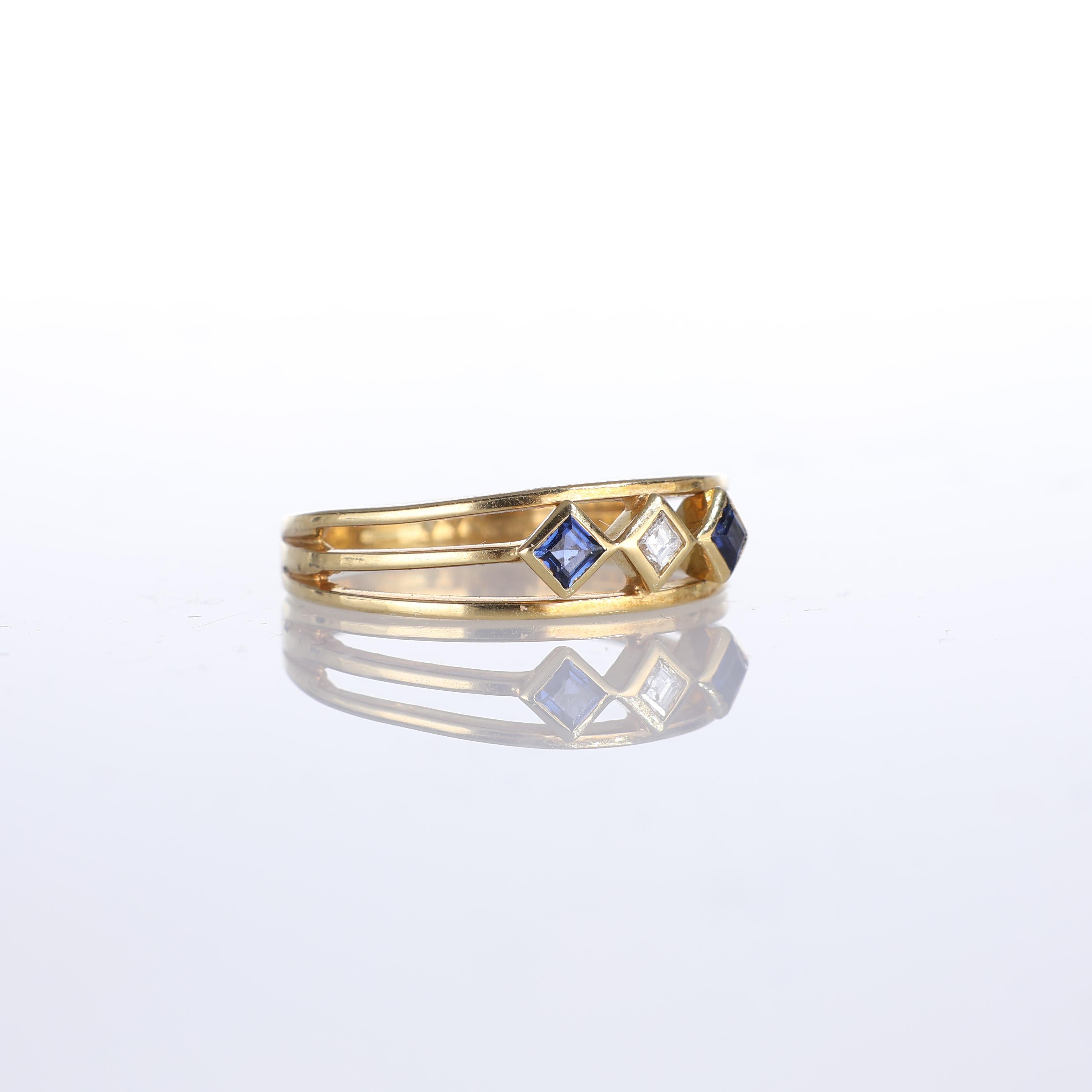 Brilliant Cut 18k Yellow Gold Ring with Sapphires and Diamond For Sale