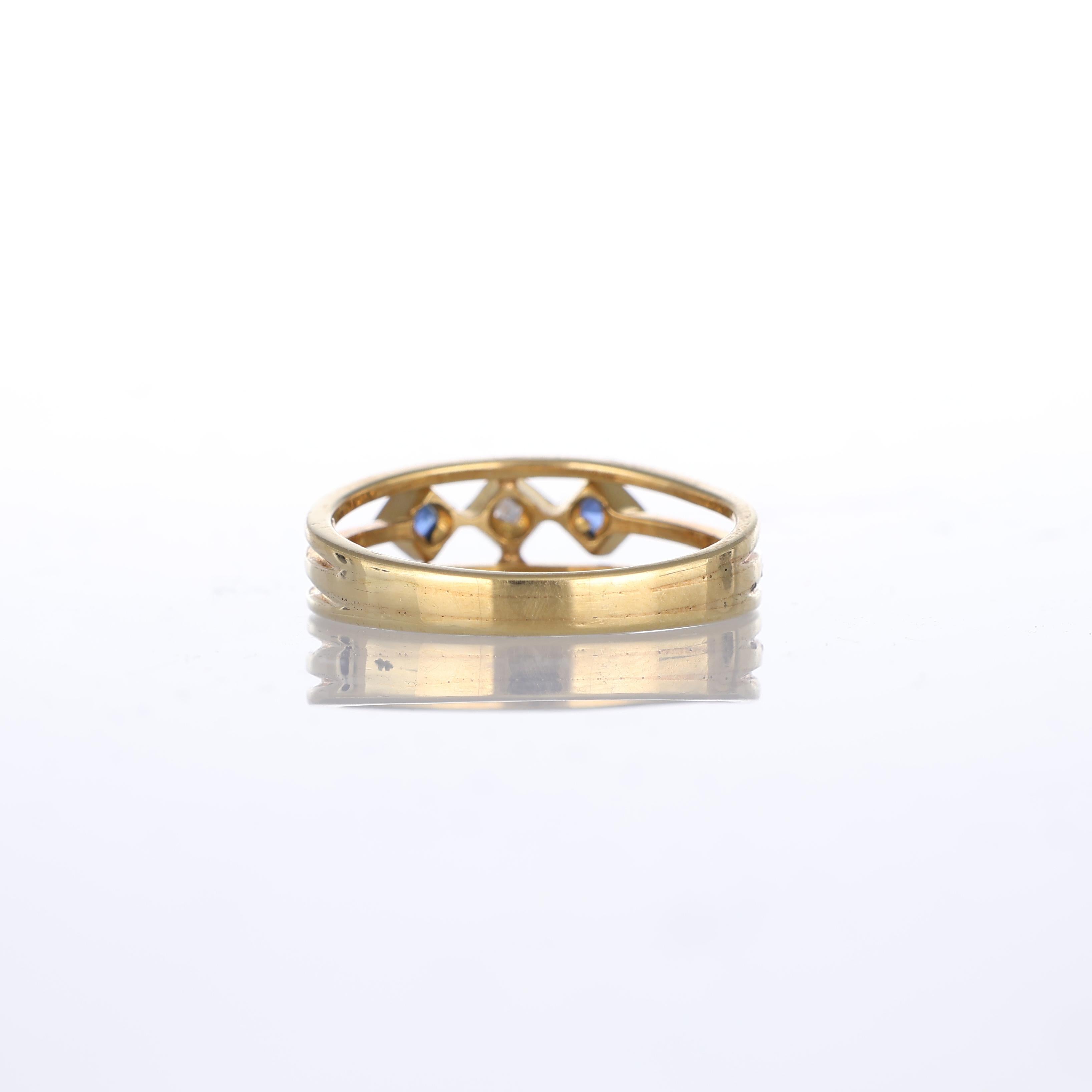 Women's or Men's 18k Yellow Gold Ring with Sapphires and Diamond For Sale