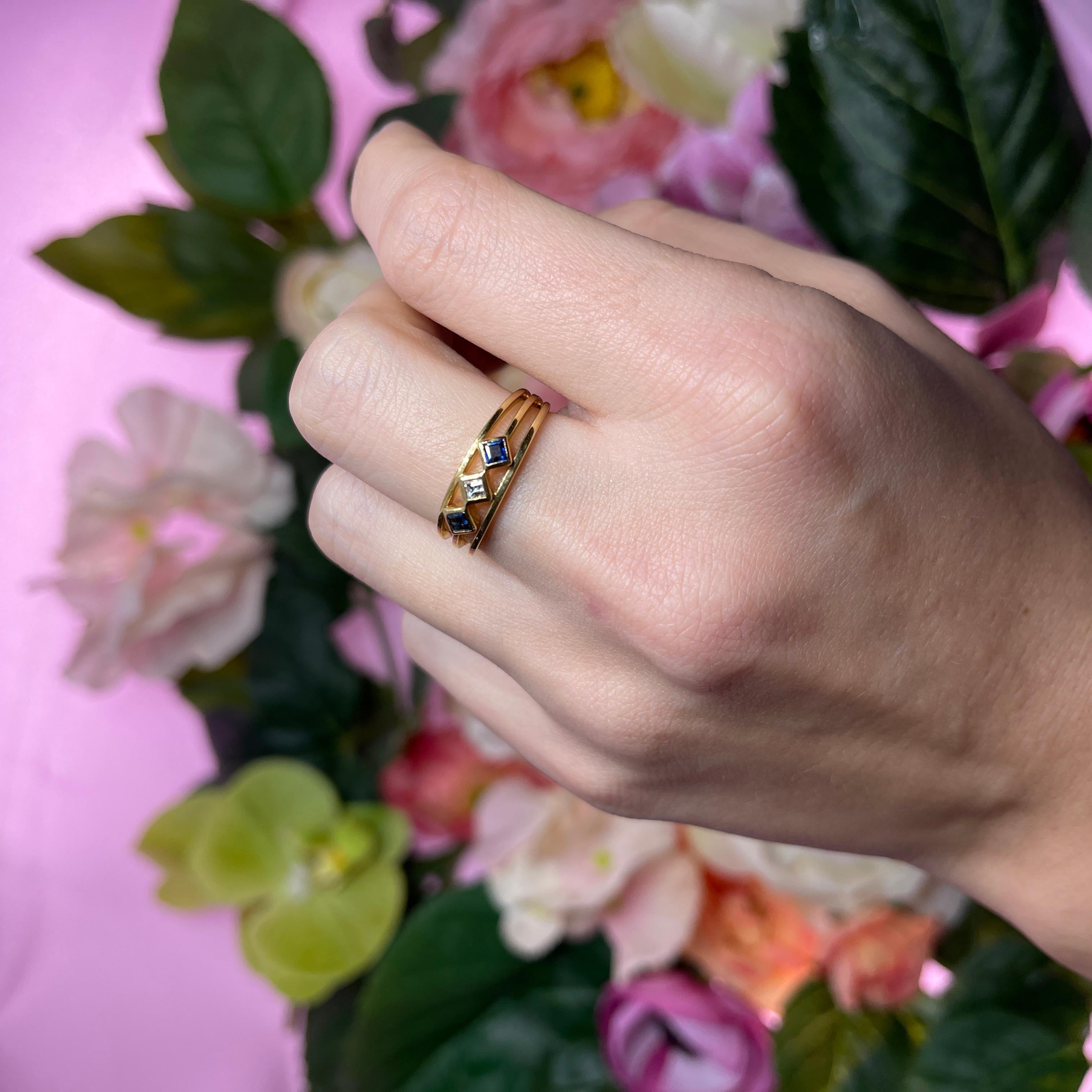 18k Yellow Gold Ring with Sapphires and Diamond For Sale 2