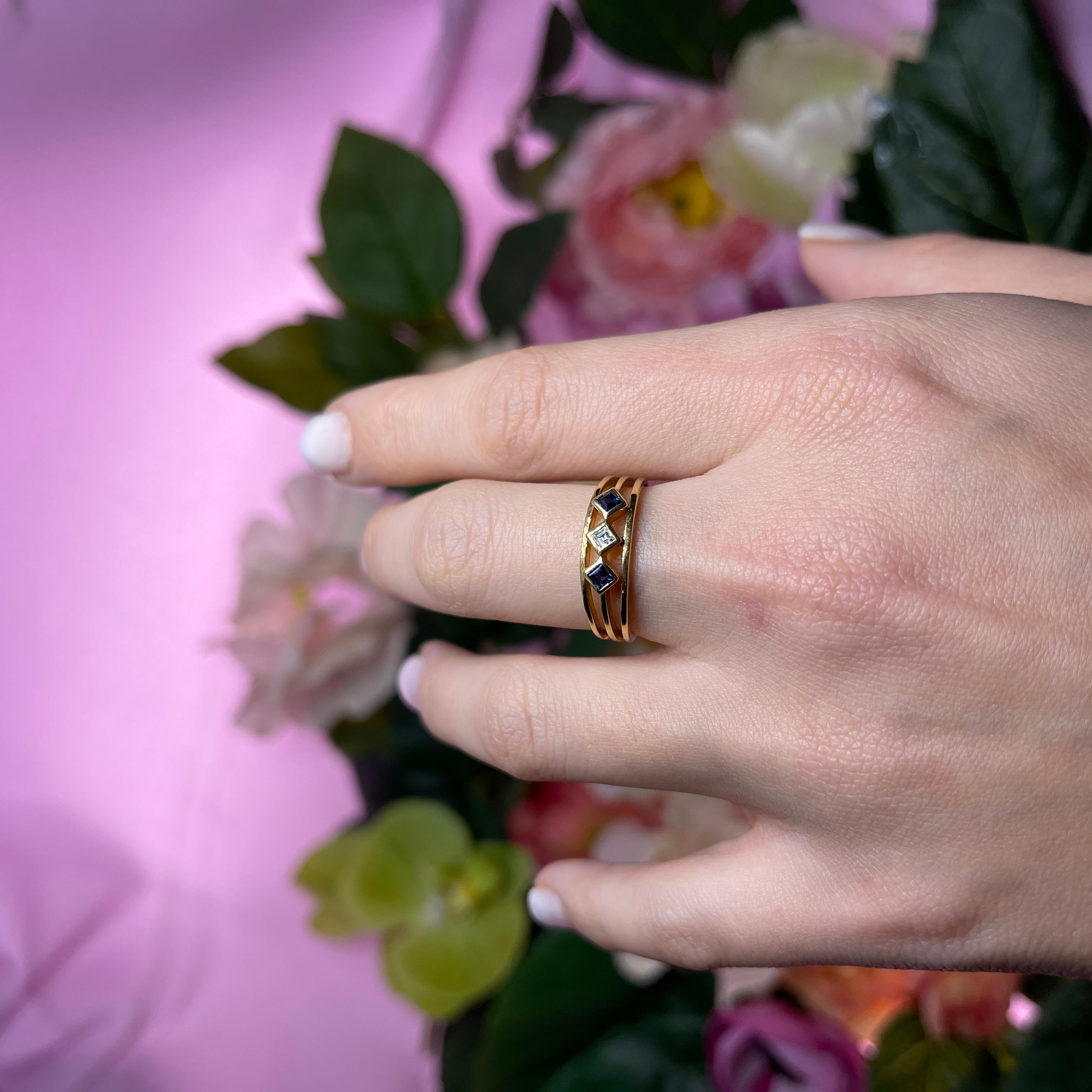 18k Yellow Gold Ring with Sapphires and Diamond For Sale 3