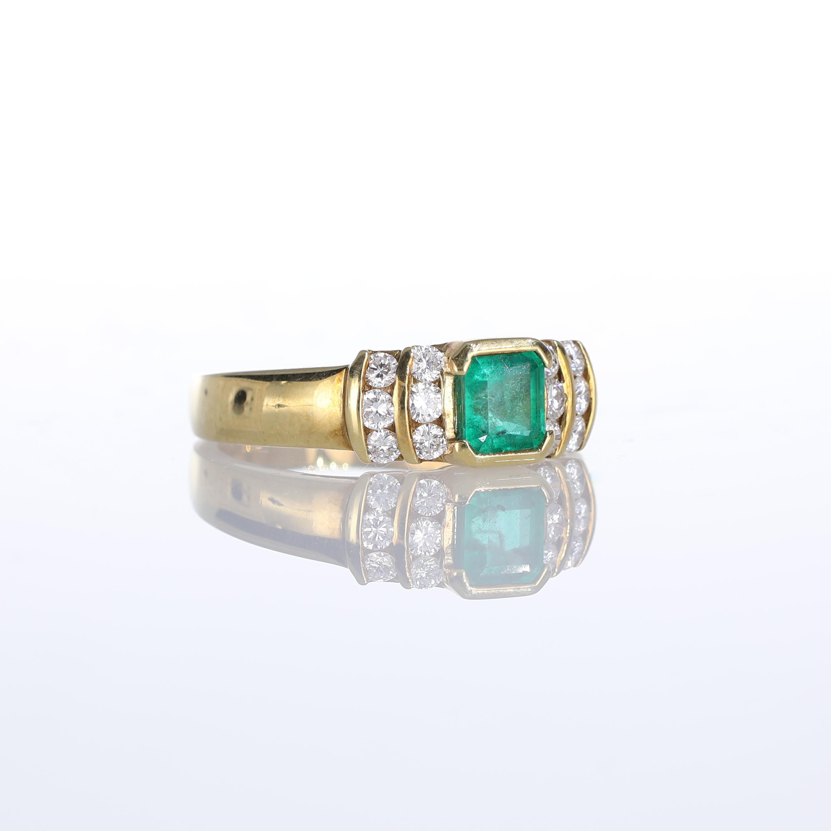 Brilliant Cut 18k Yellow Gold Ring with Square-Cut Emerald and Diamond Accents For Sale