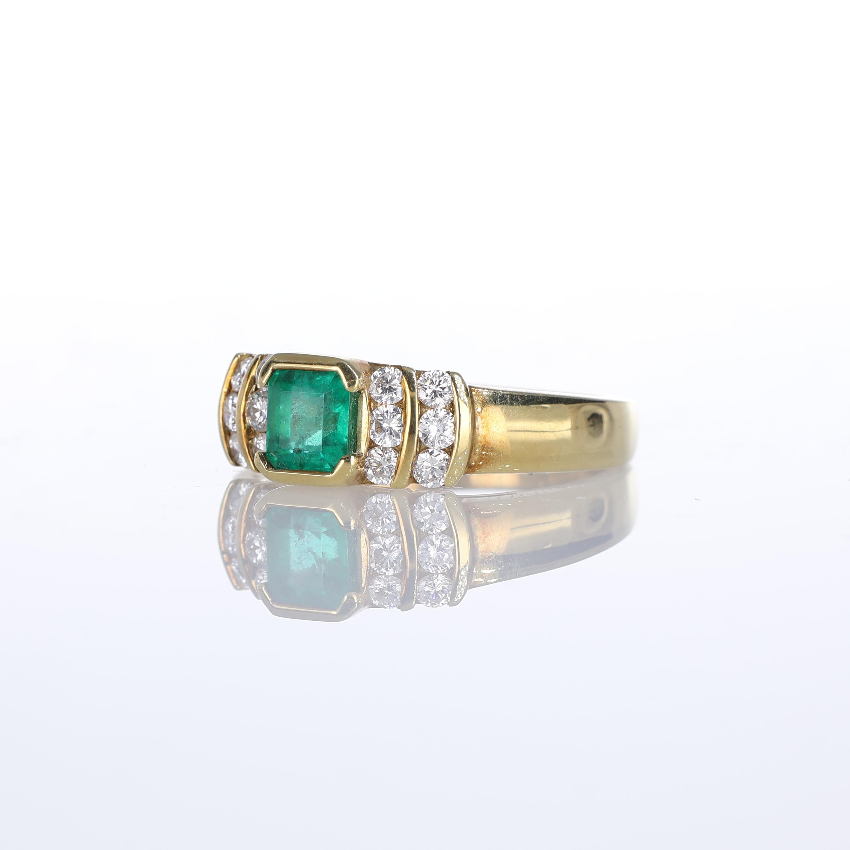 18k Yellow Gold Ring with Square-Cut Emerald and Diamond Accents In New Condition For Sale In Bergamo, BG
