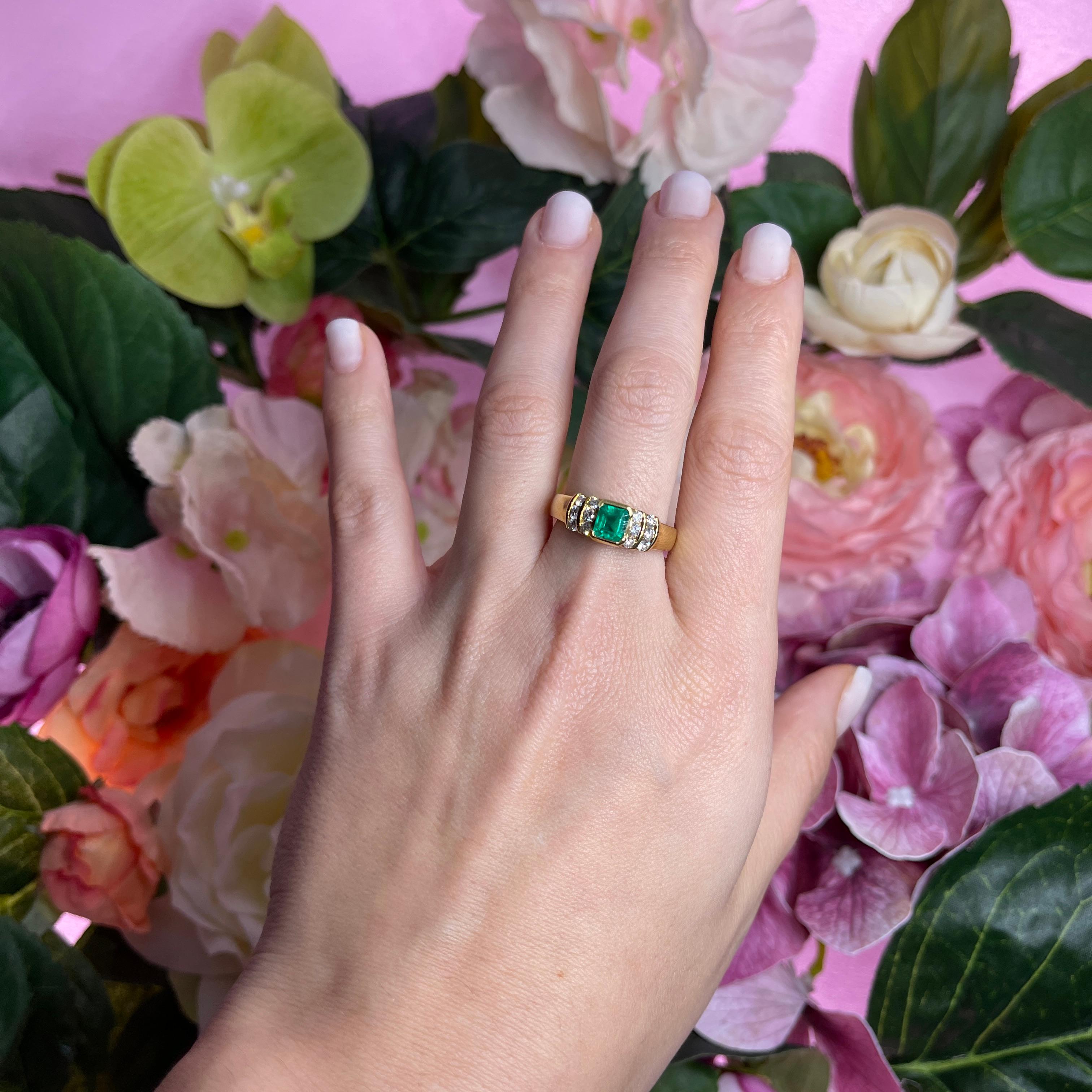 18k Yellow Gold Ring with Square-Cut Emerald and Diamond Accents For Sale 1