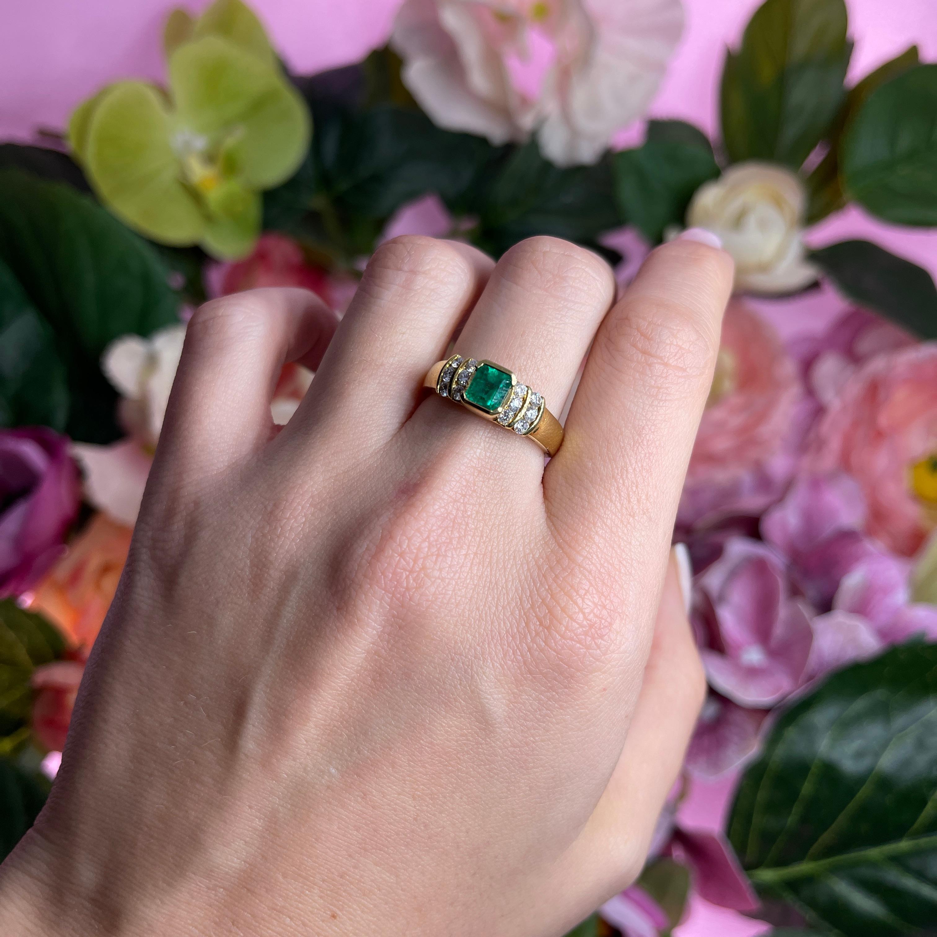 18k Yellow Gold Ring with Square-Cut Emerald and Diamond Accents For Sale 2
