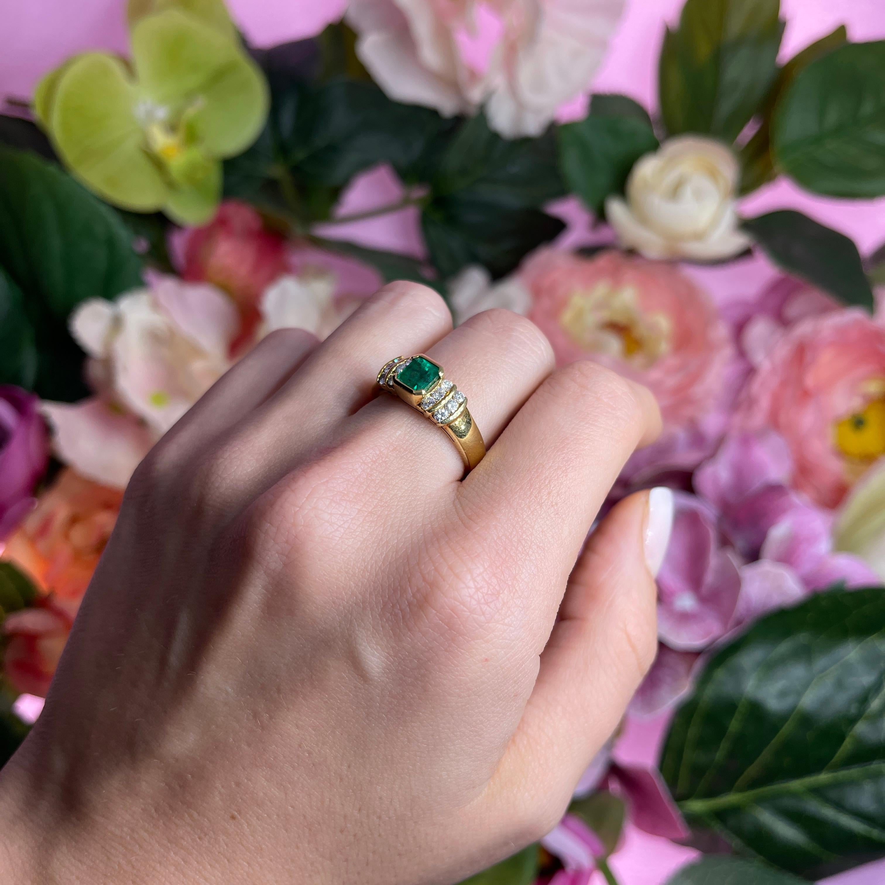18k Yellow Gold Ring with Square-Cut Emerald and Diamond Accents For Sale 3