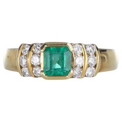 Anello in oro giallo 18k con smeraldo taglio quadrato e accenti di diamante