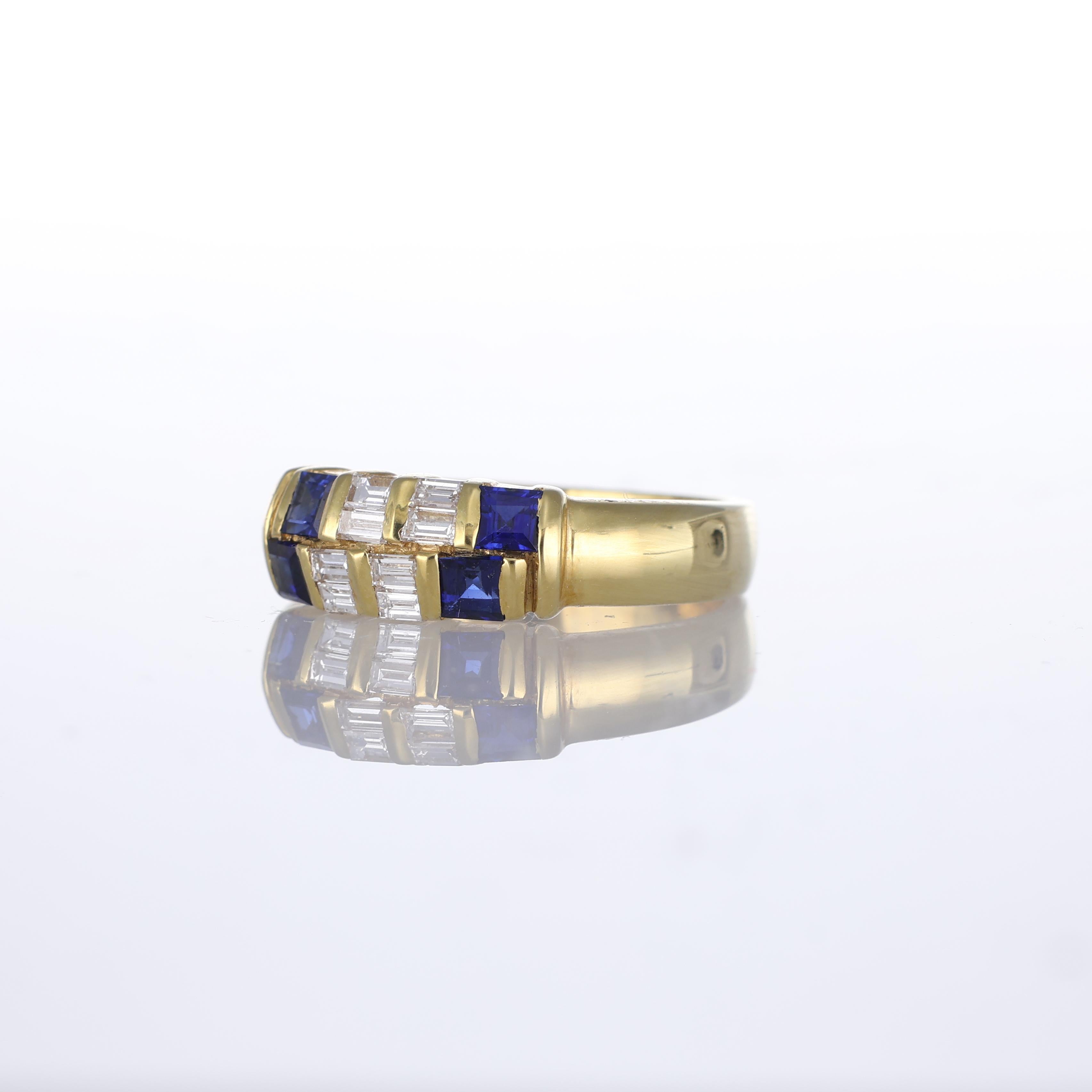 Bague en or jaune 18 carats avec saphirs taille carrée et diamants baguettes Neuf - En vente à Bergamo, BG
