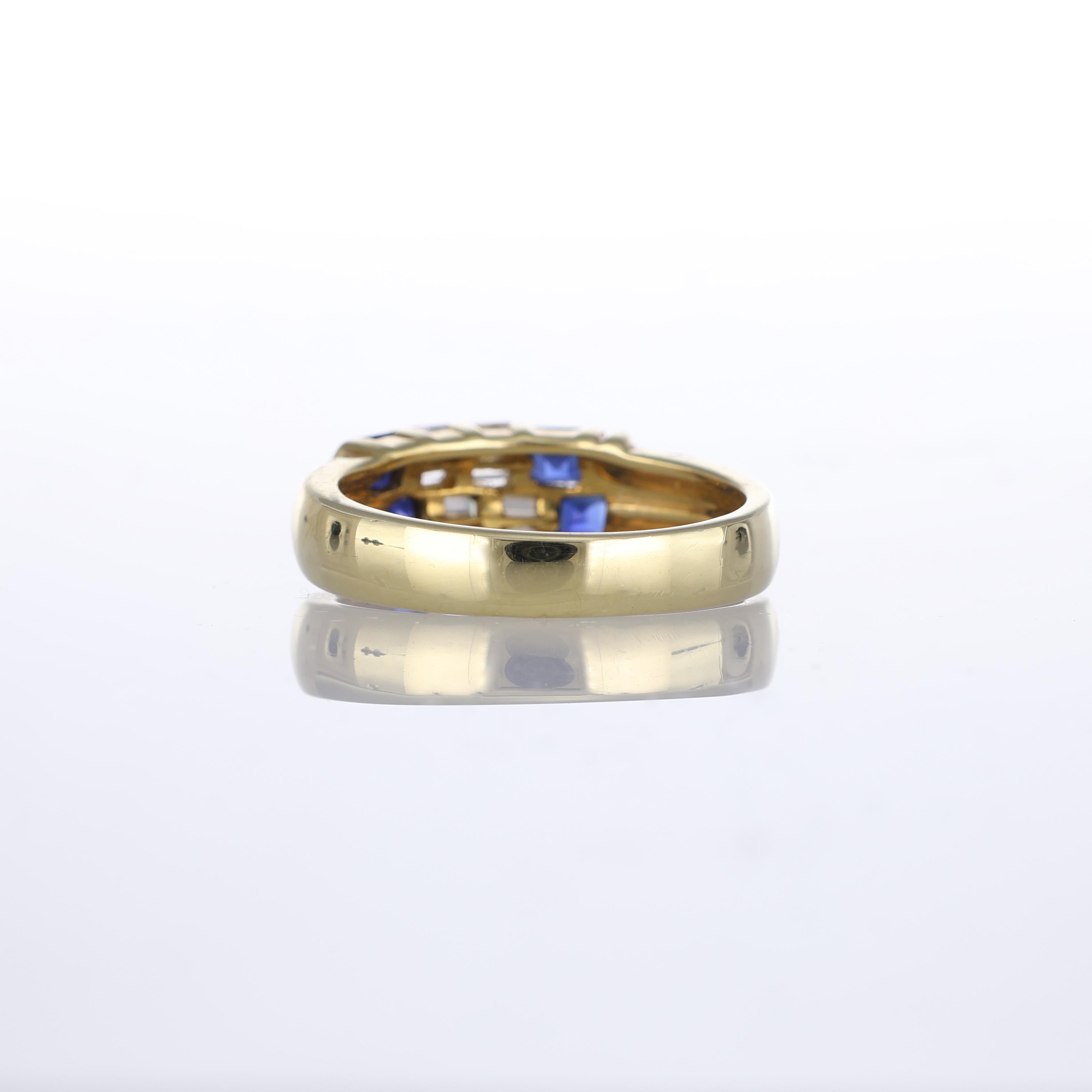 Bague en or jaune 18 carats avec saphirs taille carrée et diamants baguettes Unisexe en vente