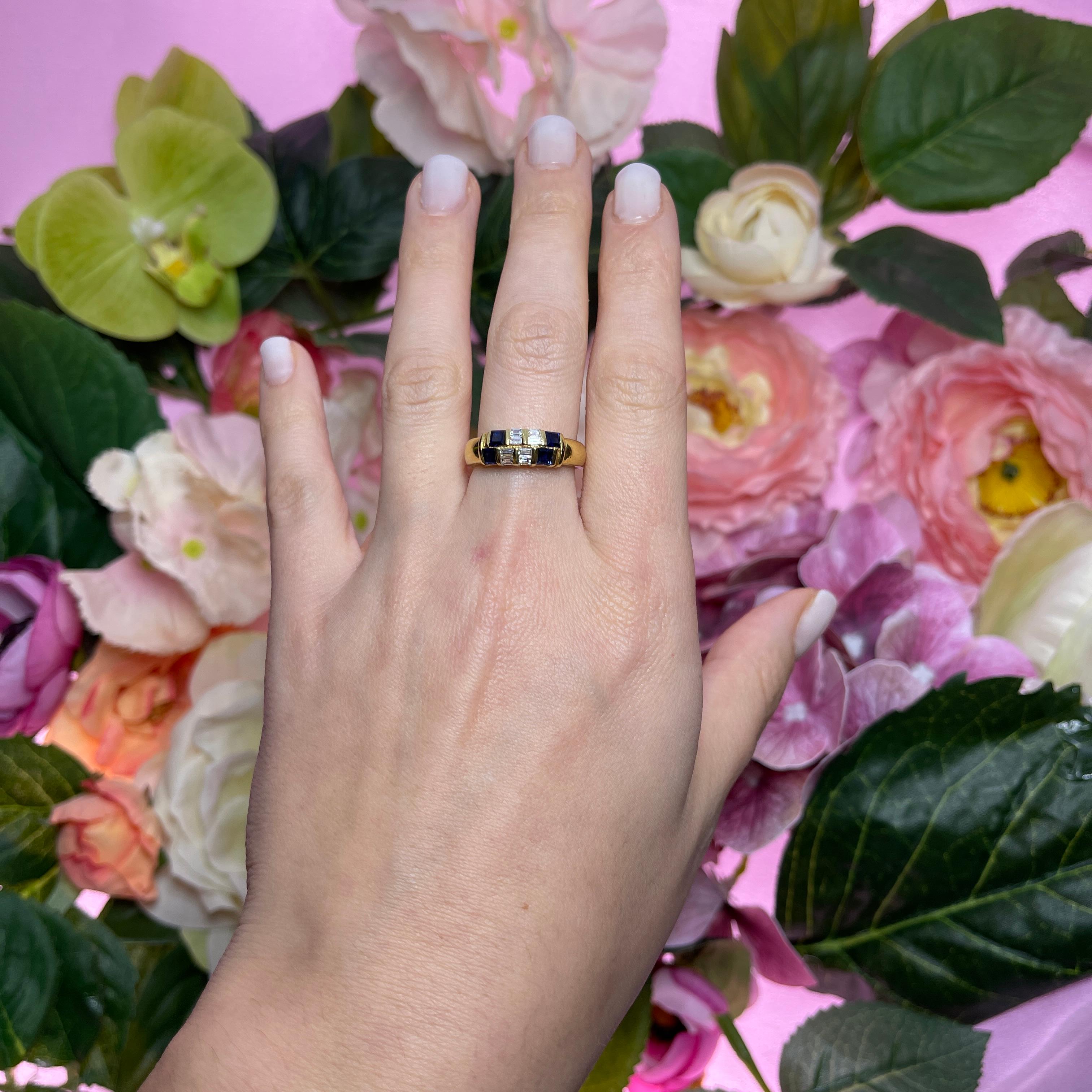 Bague en or jaune 18 carats avec saphirs taille carrée et diamants baguettes en vente 1