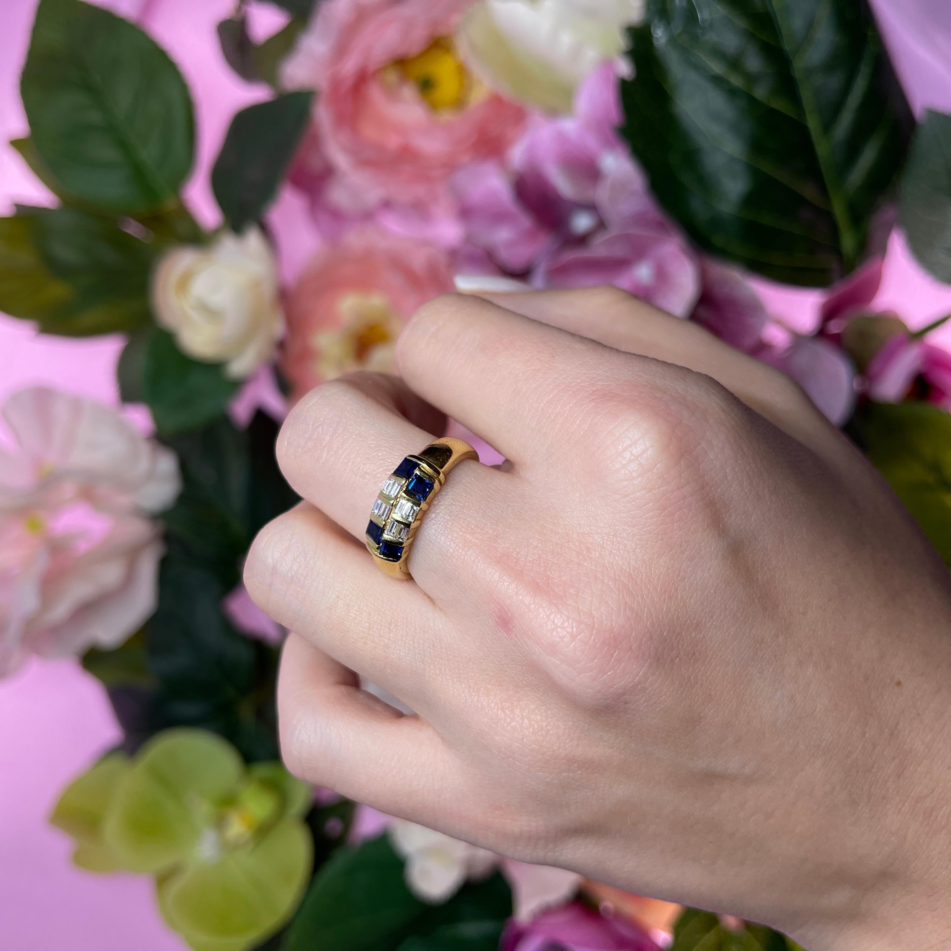 Bague en or jaune 18 carats avec saphirs taille carrée et diamants baguettes en vente 2
