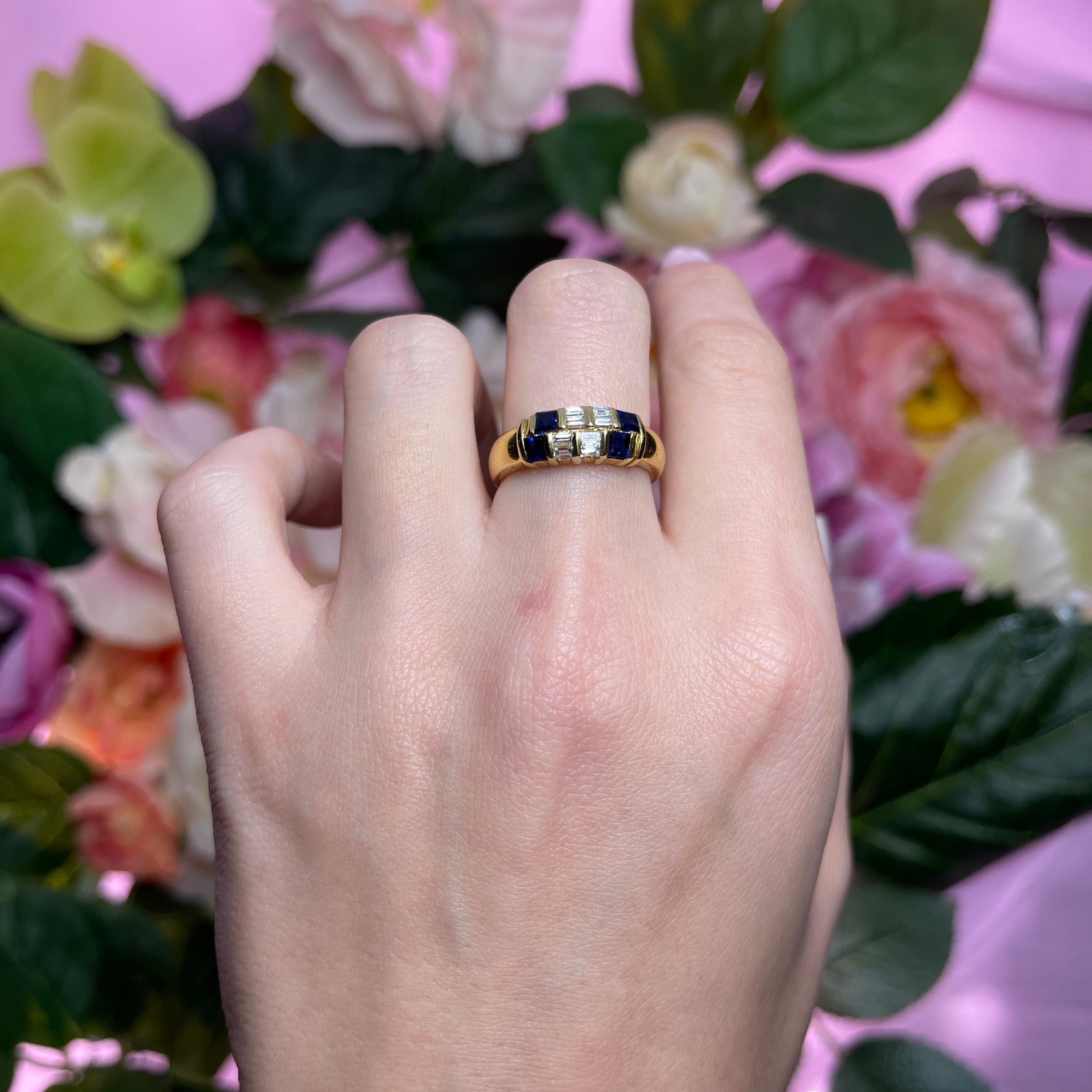 Bague en or jaune 18 carats avec saphirs taille carrée et diamants baguettes en vente 3