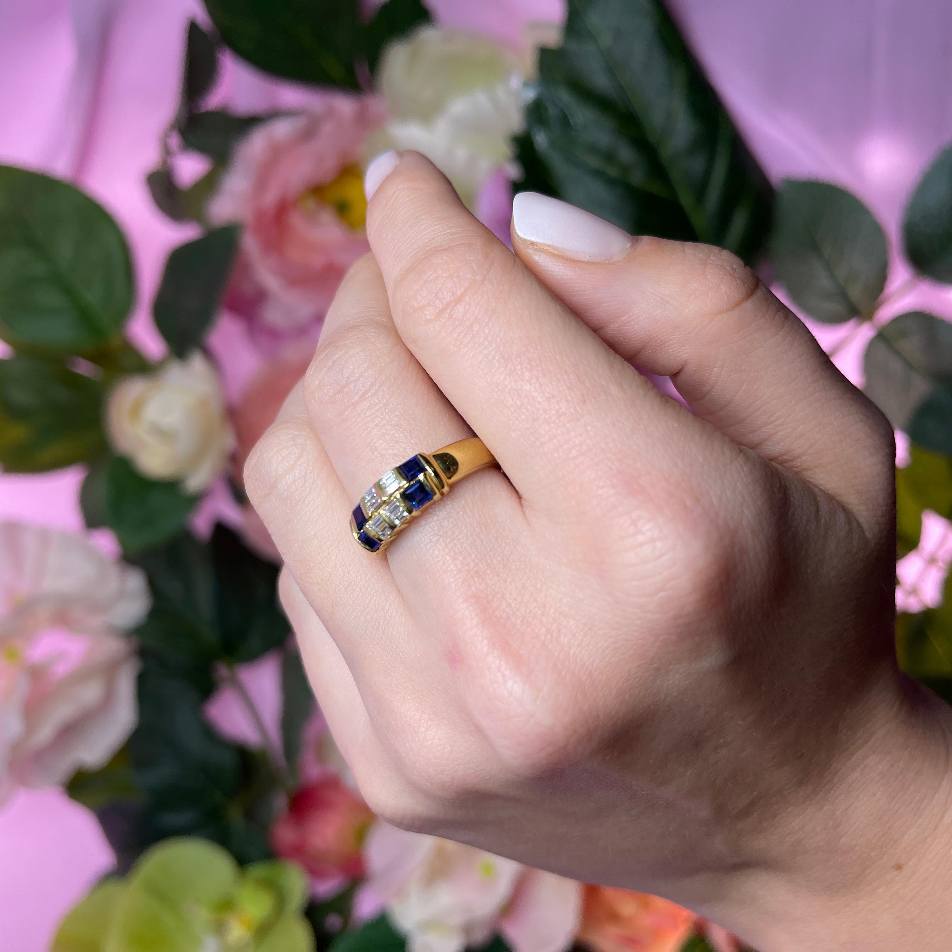 Bague en or jaune 18 carats avec saphirs taille carrée et diamants baguettes en vente 4