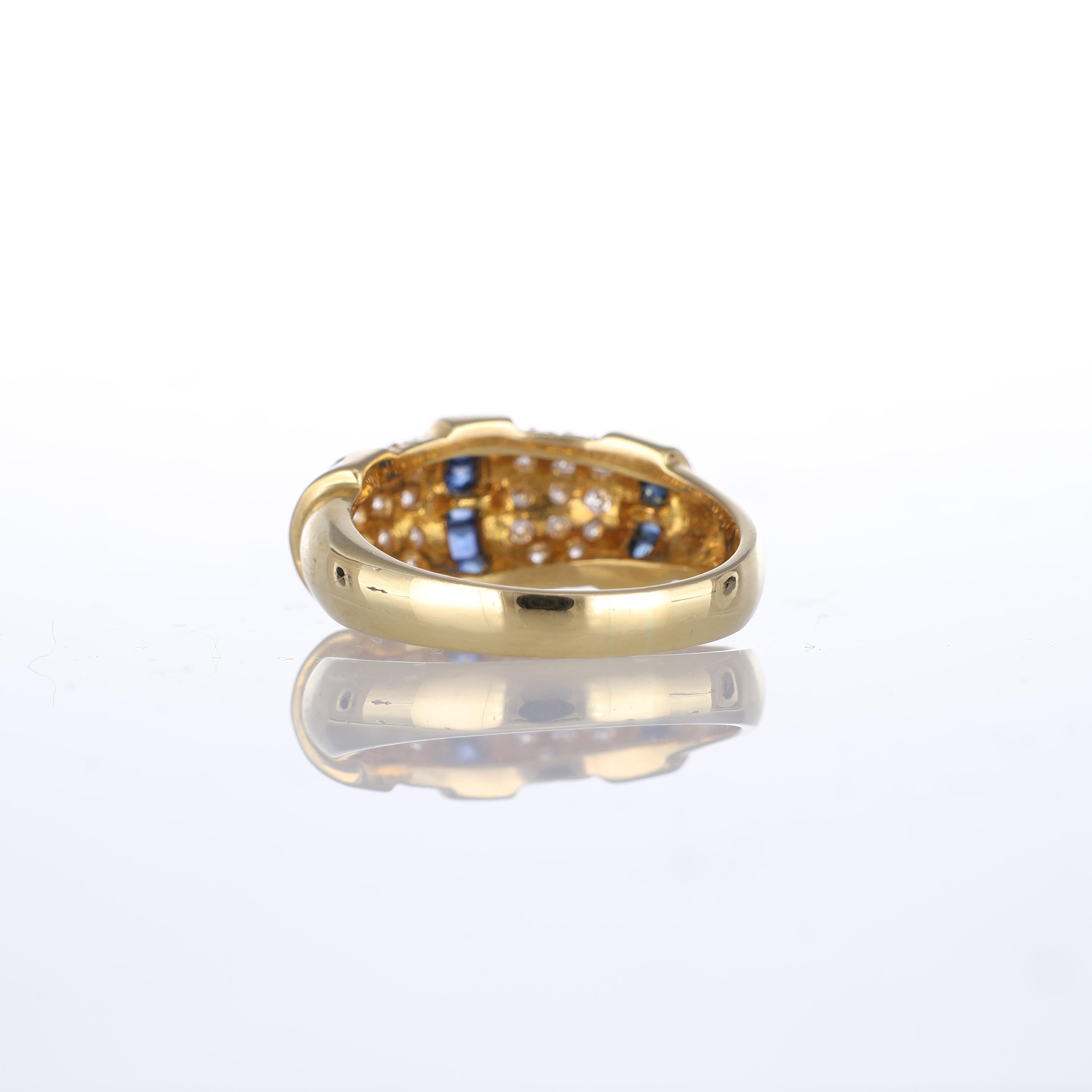 Women's or Men's 18k Yellow Gold Ring with Square-Cut Sapphires and White Diamonds For Sale