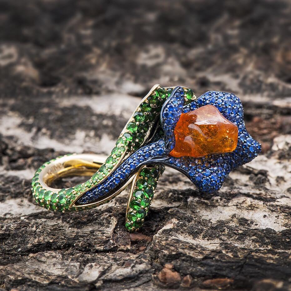 18K Yellow Gold Ring with Uncut Orange Garnet, Blue Sapphires and Tsavorites For Sale 1