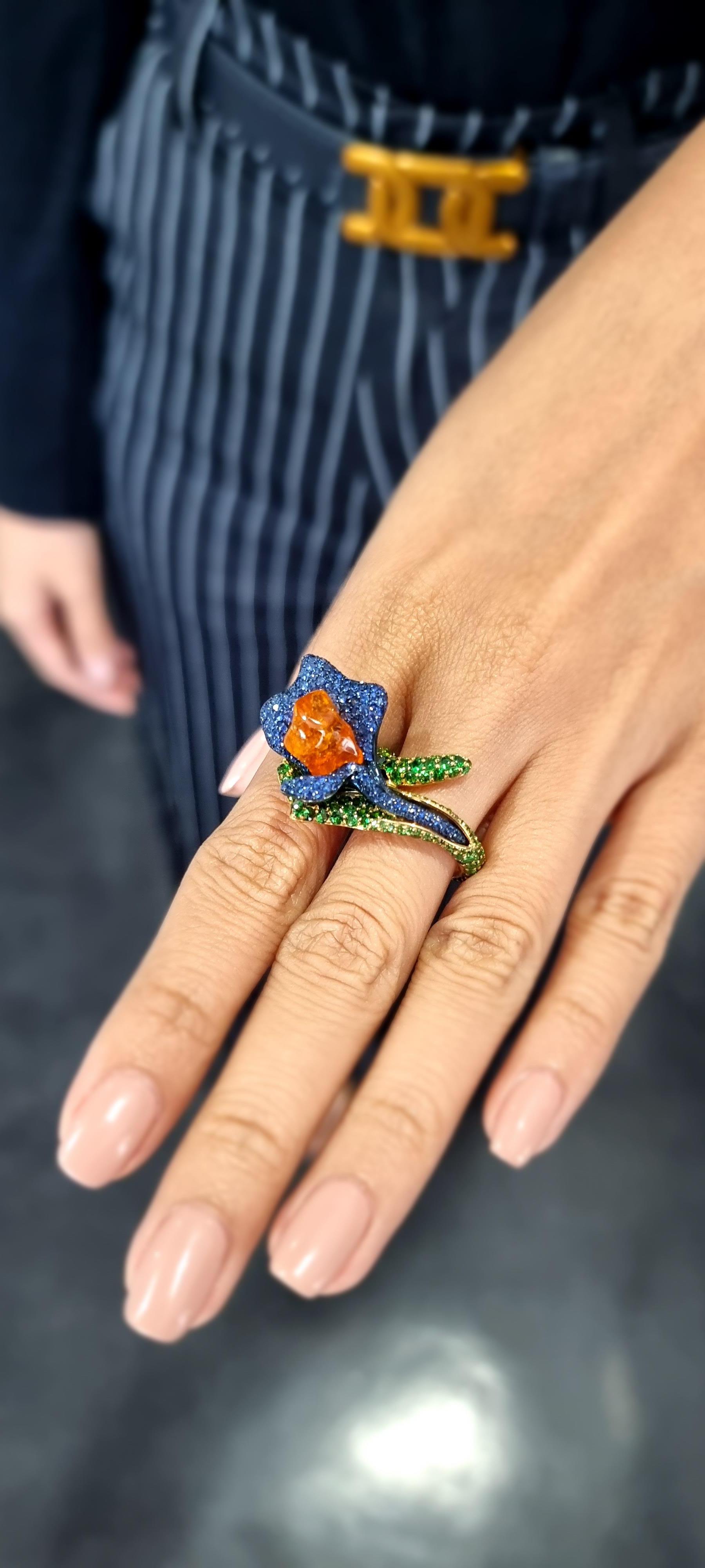 18K Yellow Gold Ring with Uncut Orange Garnet, Blue Sapphires and Tsavorites For Sale 3