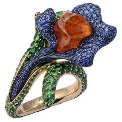 Bague en or jaune 18 carats avec grenat orange non taillé, saphirs bleus et tsavorites