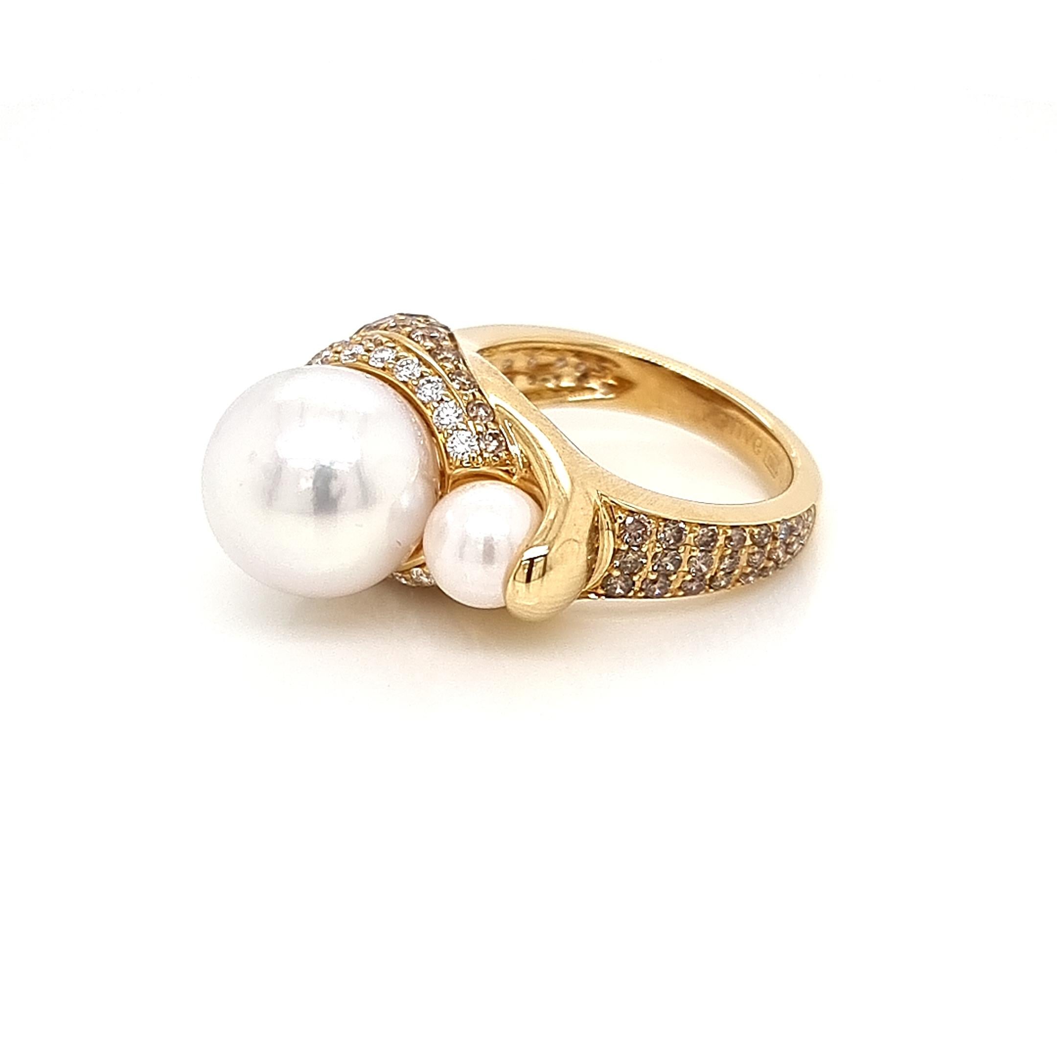 Round Cut 18K Yellow Gold Ring with White and Brown Diamonds, and South Sea Pearl For Sale