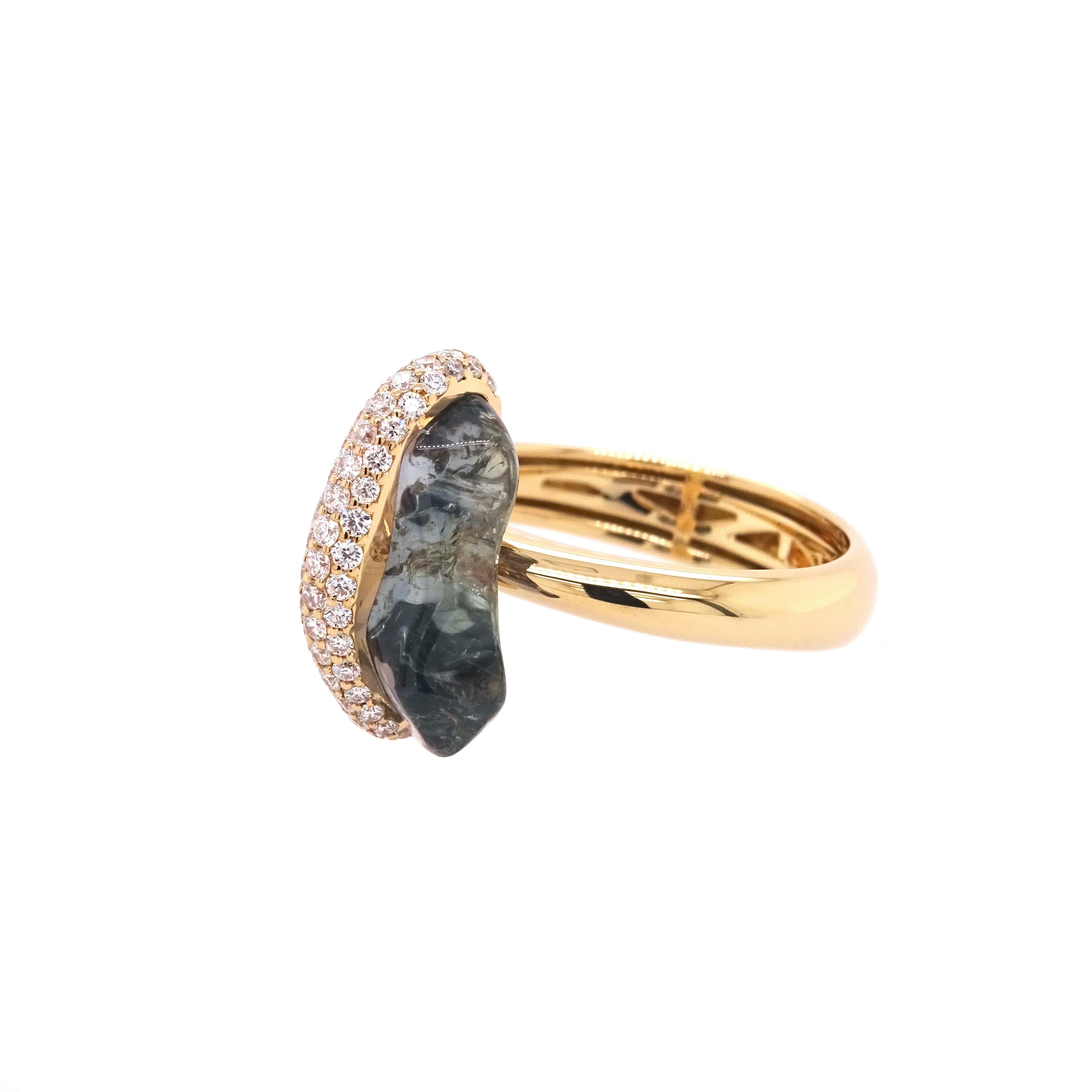 18K Yellow Gold Ring with White Diamonds and Uncut Blue Sapphire In New Condition For Sale In ประเวศ, TH