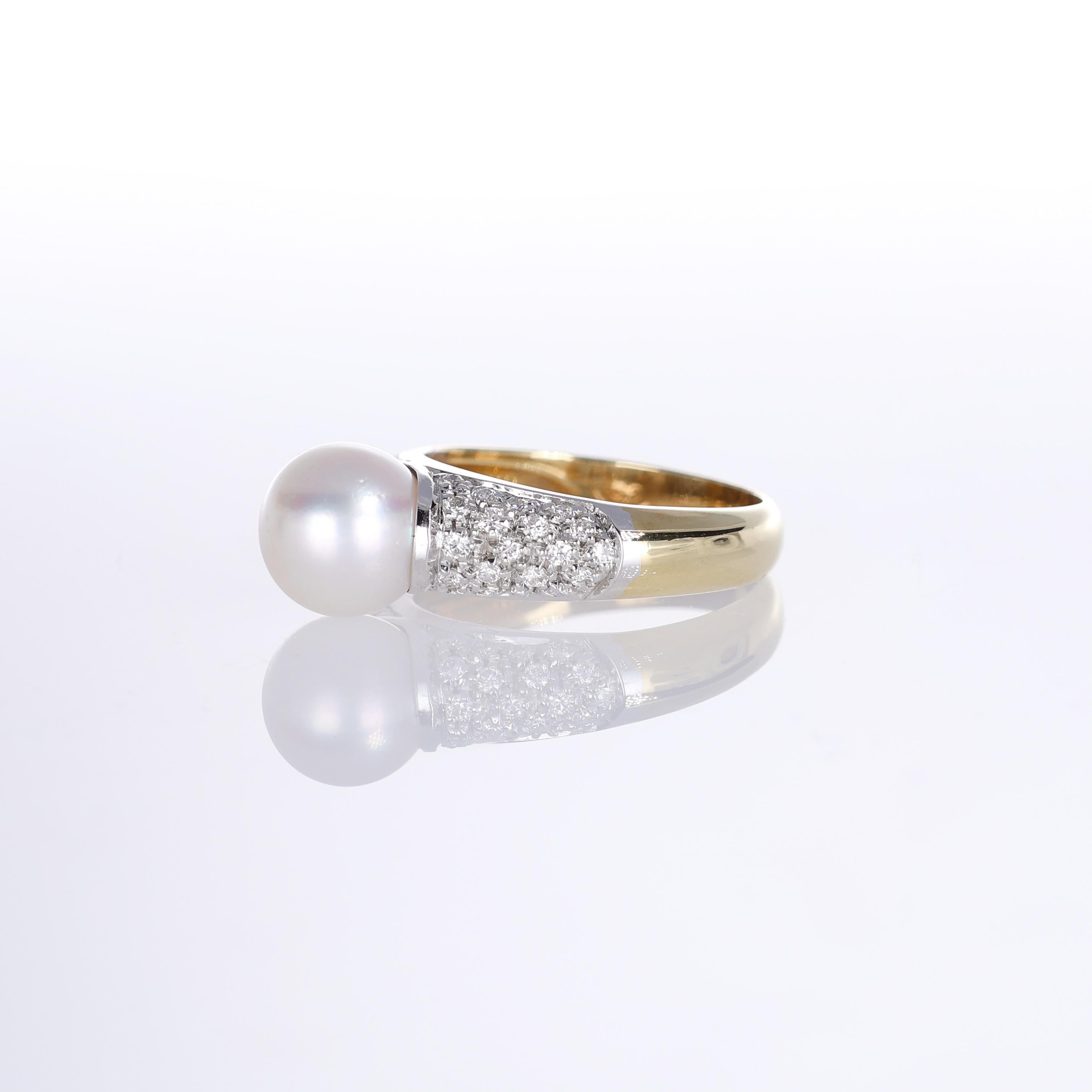 18K Yellow Gold Ring with White Pearl and Pavé Diamond Accents In New Condition For Sale In Bergamo, BG