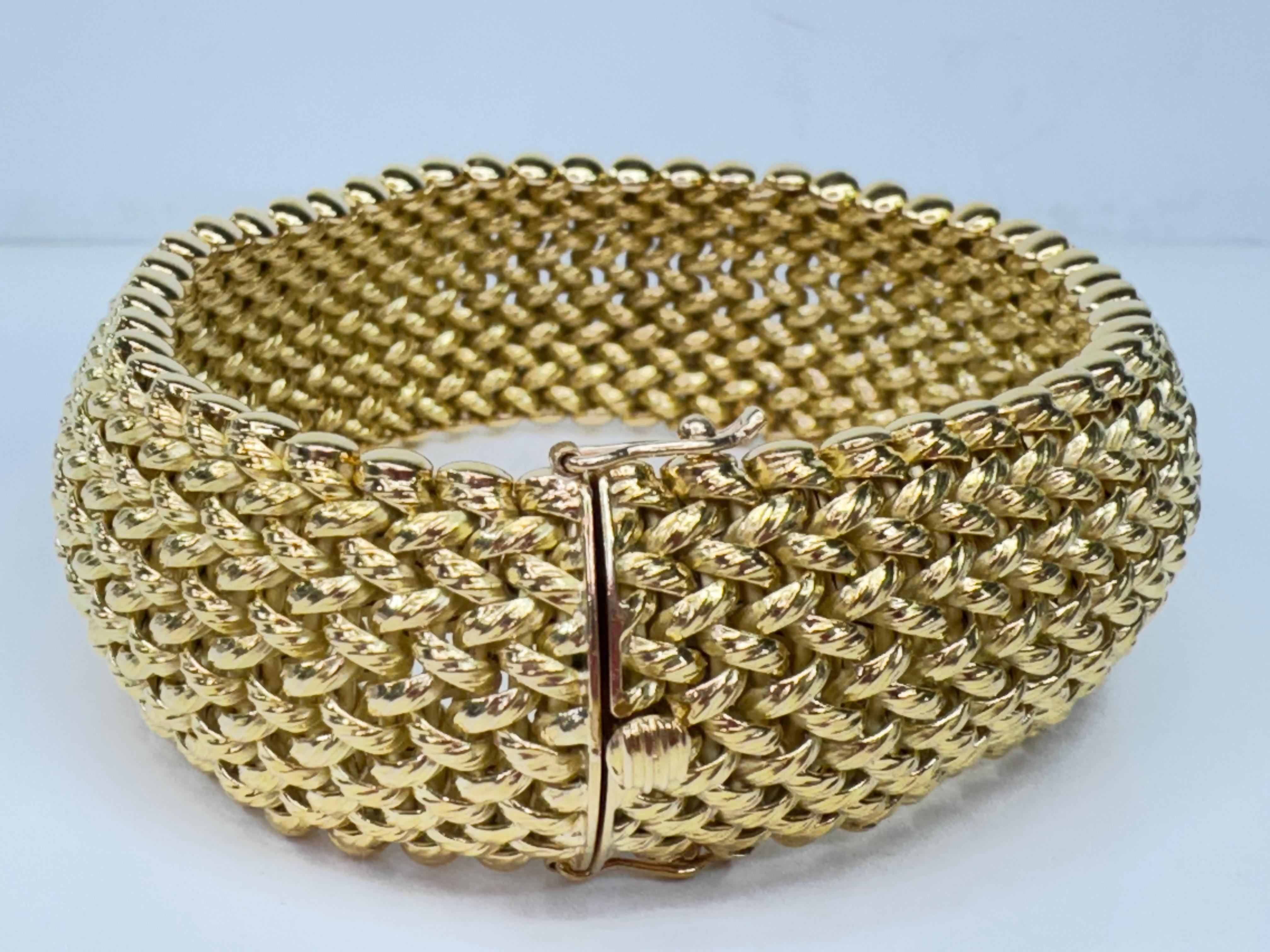 Faites une déclaration audacieuse avec ce luxueux bracelet à maillons italiens Risos en or jaune 18 carats, fabriqué de manière experte pour l'élégance et la durabilité. Présentant un design Risos distinctif, le bracelet mesure 22 mm de largeur et