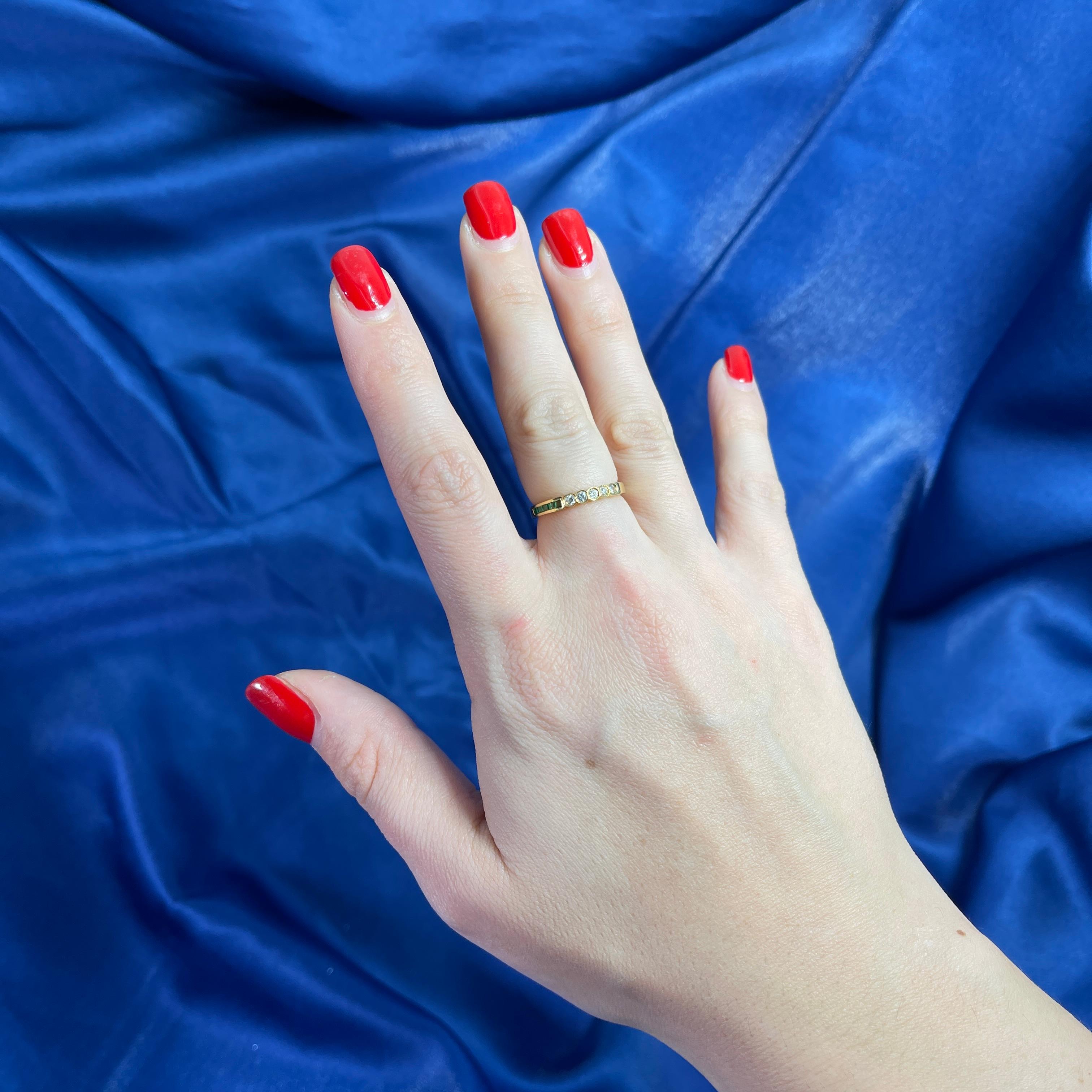 18k Yellow Gold Riviera Ring with Baguette-Cut Emeralds and Brilliant Diamonds In New Condition For Sale In Bergamo, BG