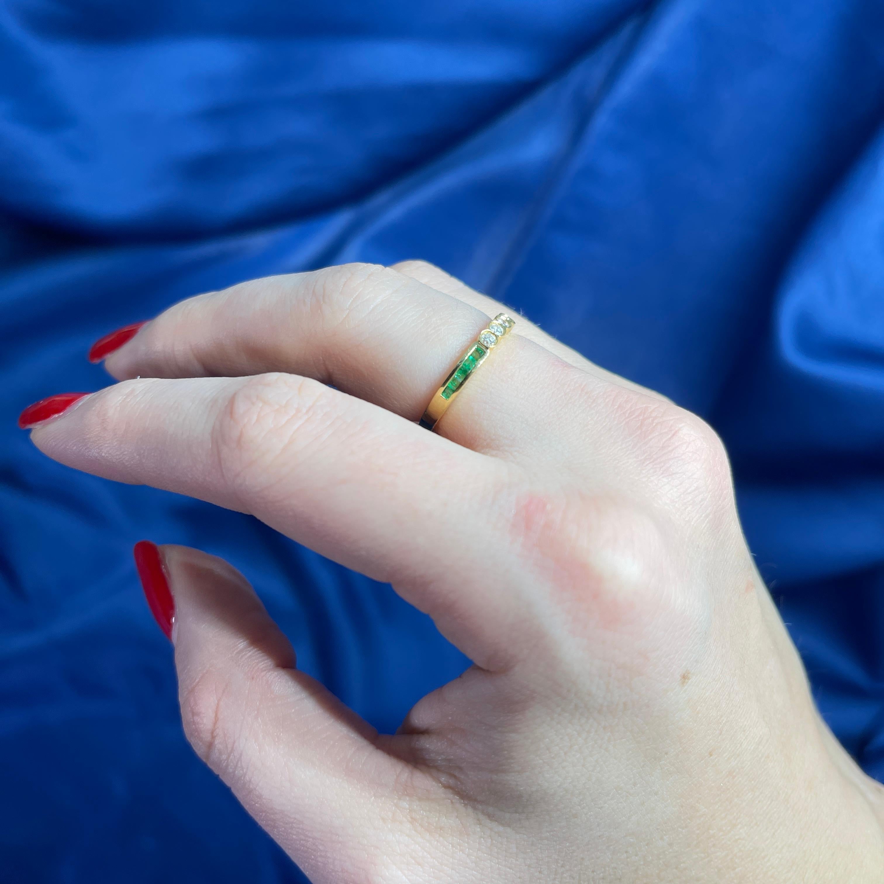 Women's or Men's 18k Yellow Gold Riviera Ring with Baguette-Cut Emeralds and Brilliant Diamonds For Sale