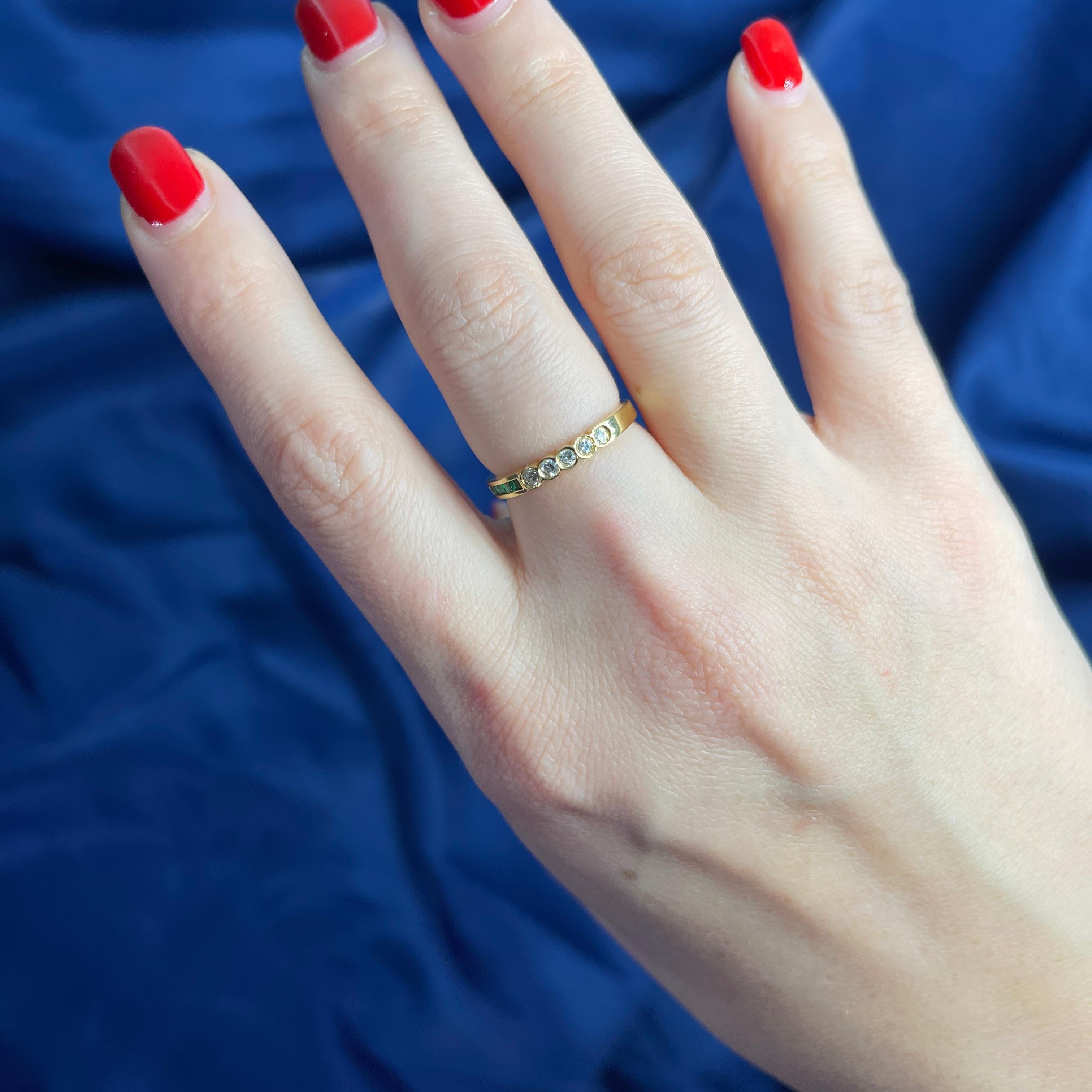 18k Yellow Gold Riviera Ring with Baguette-Cut Emeralds and Brilliant Diamonds For Sale 1