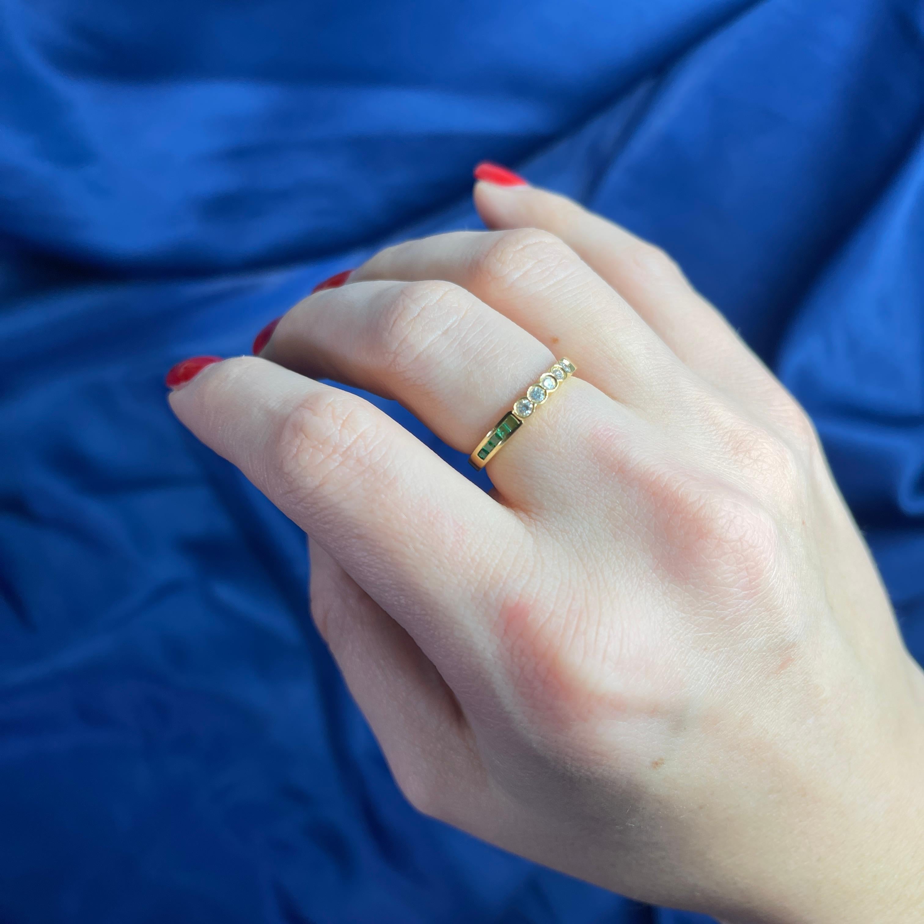 18k Yellow Gold Riviera Ring with Baguette-Cut Emeralds and Brilliant Diamonds For Sale 2
