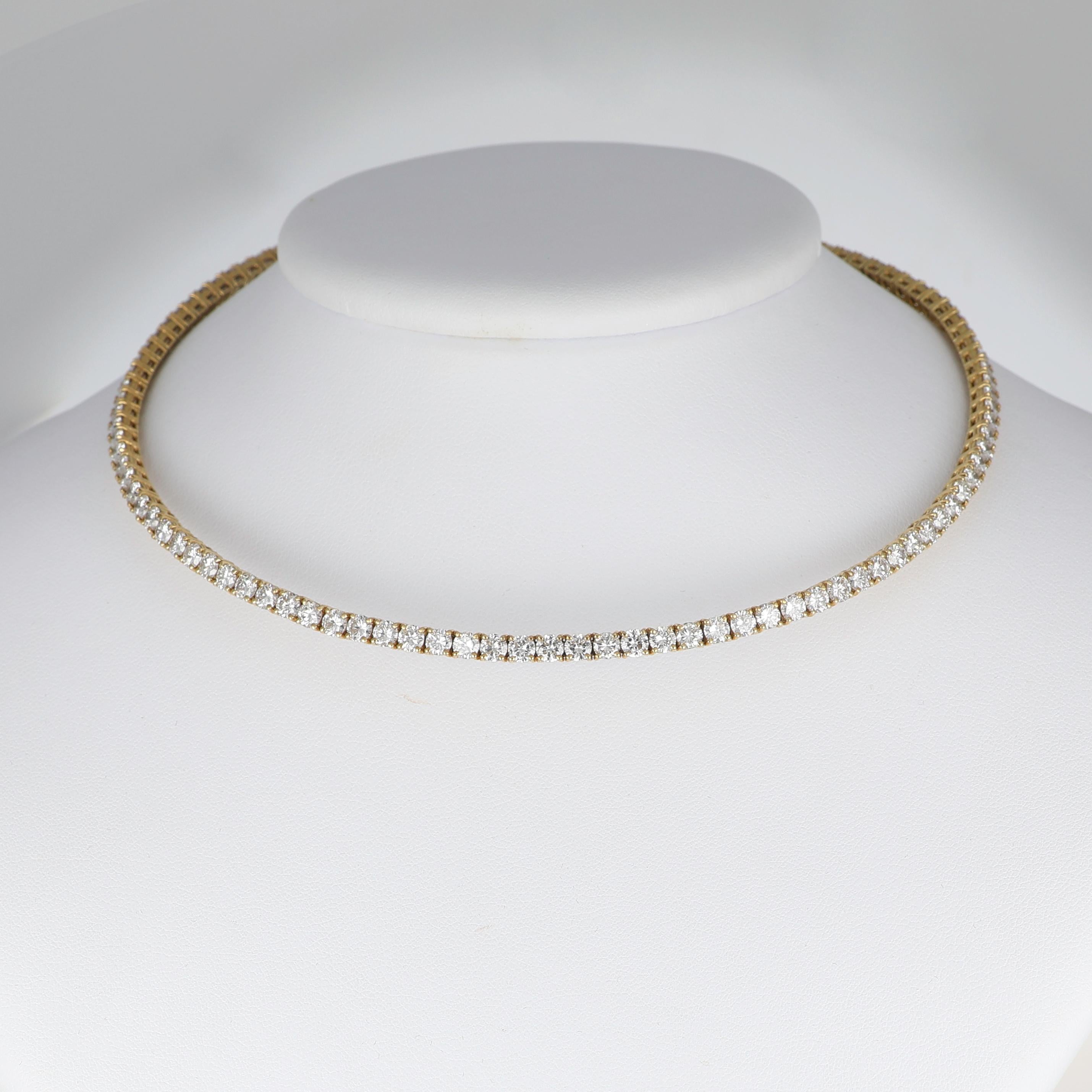Espressione di eleganza senza tempo, questo girocollo a riviere in oro giallo 18 carati presenta una fila continua di diamanti naturali a taglio brillante per un totale di 11,3 carati. Progettato con una struttura rigida, il pezzo si adagia con