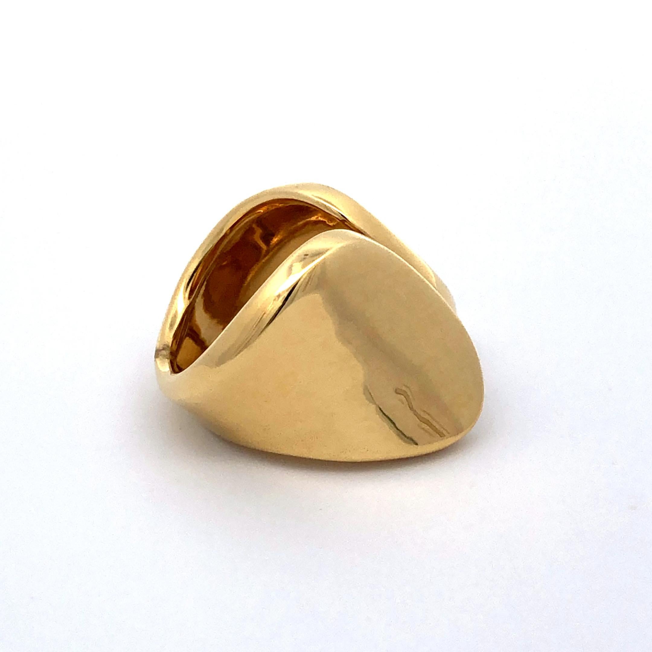 Dieser von Robert Lee Morris entworfene Ring aus Gelbgold strahlt eine zeitlose Anziehungskraft aus, die gleichzeitig kühn und raffiniert ist.

Dieser Ring aus massivem 18-karätigem Gelbgold bringt die Schönheit und den Glanz dieses Edelmetalls voll