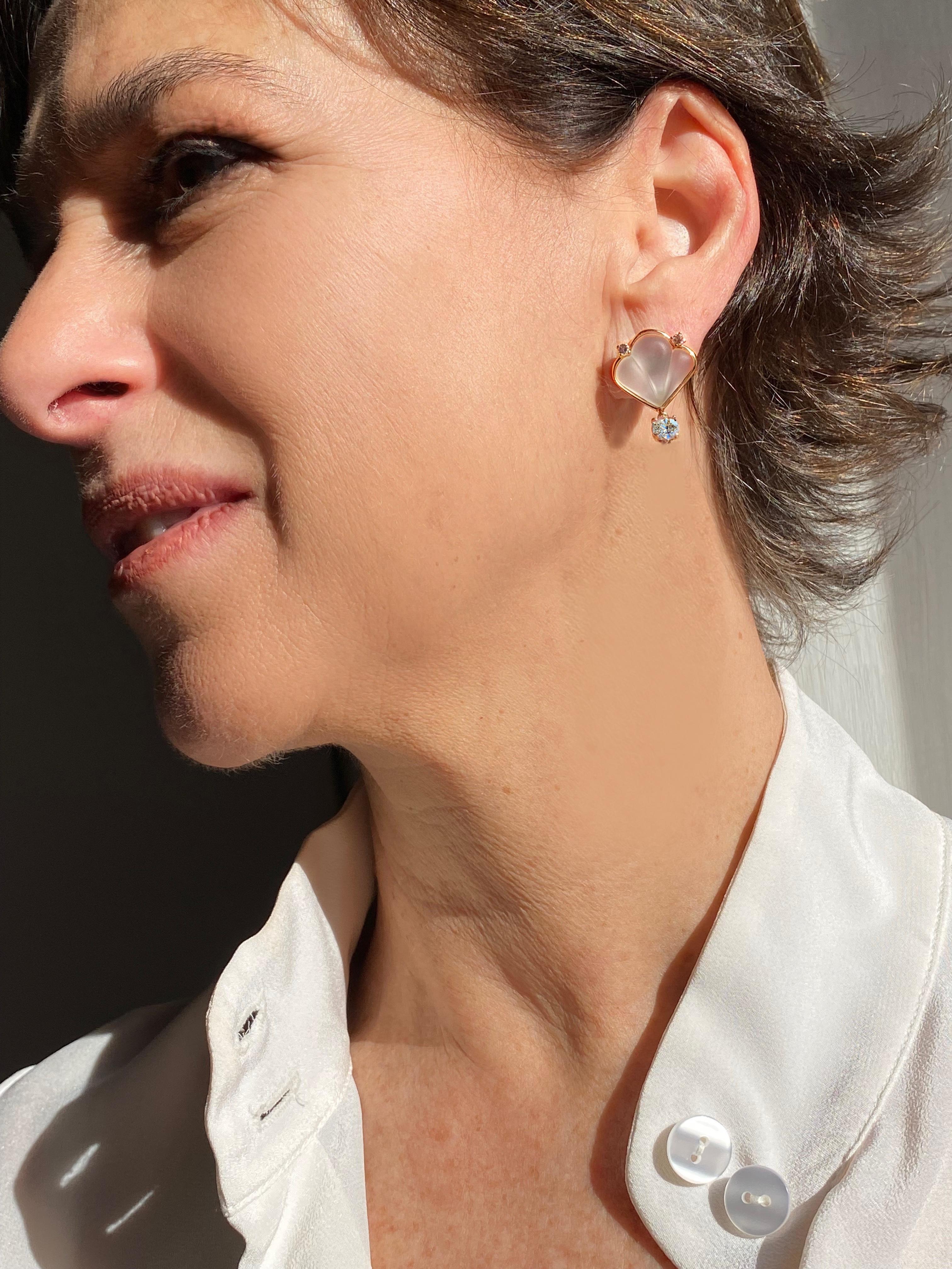 Rossella Ugolini Deco Collection, boucles d'oreilles de style déco faites à la main en or jaune 18 carats 0,12 carats de diamants blancs et de cristal de roche.
La version des boucles d'oreilles en cristal de roche et or jaune offre un style moderne