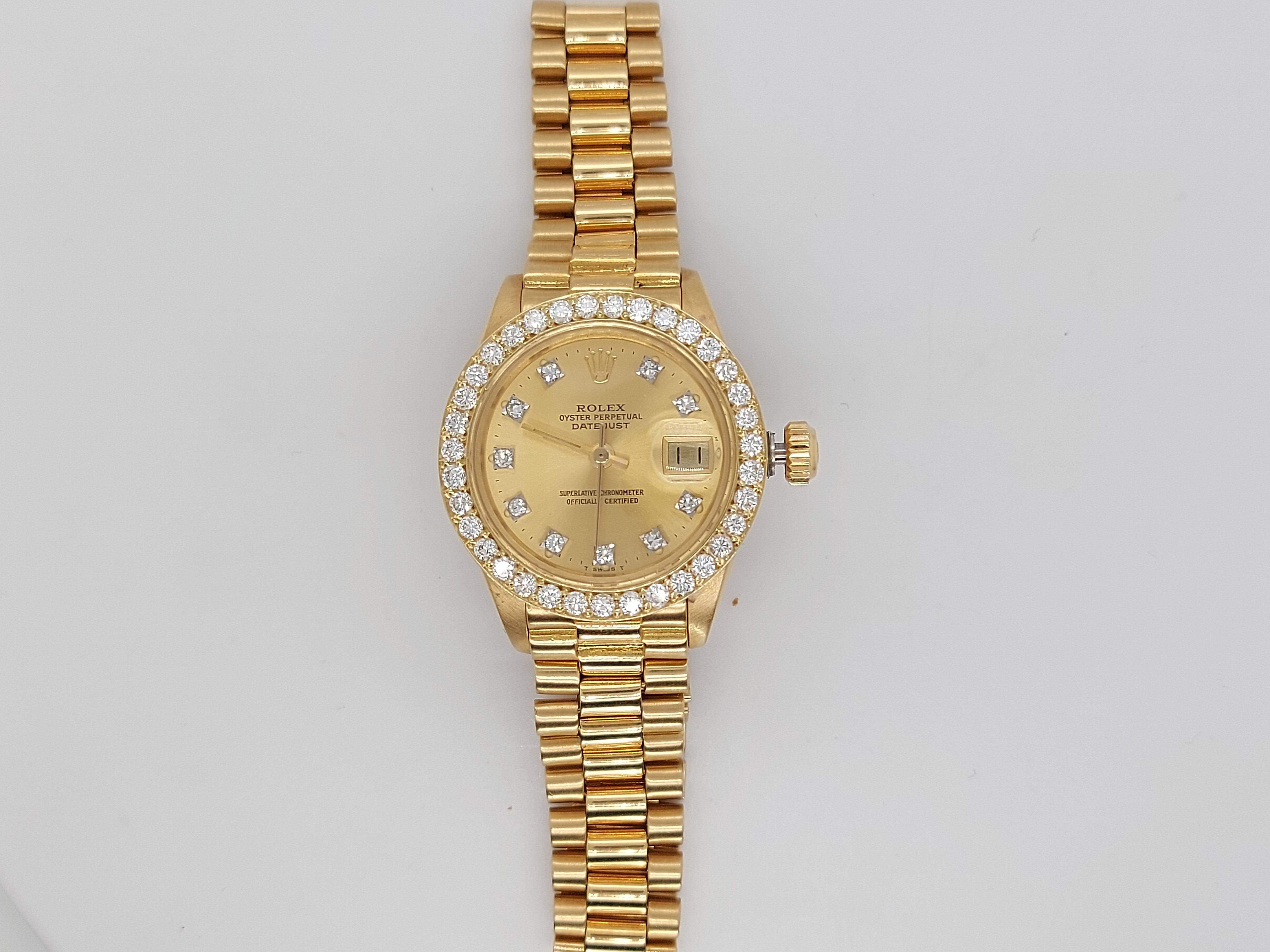 Or jaune 18 carats, Rolex Ladies - Datejust President  Cadran champagne avec diamants  en parfait état.

Mouvement : Automatique

Fonctions : Heures, Minutes, Secondes, Guichet date agrandi par les 3

Boîtier : or jaune 18 kt,  Diamètre 26 mm,