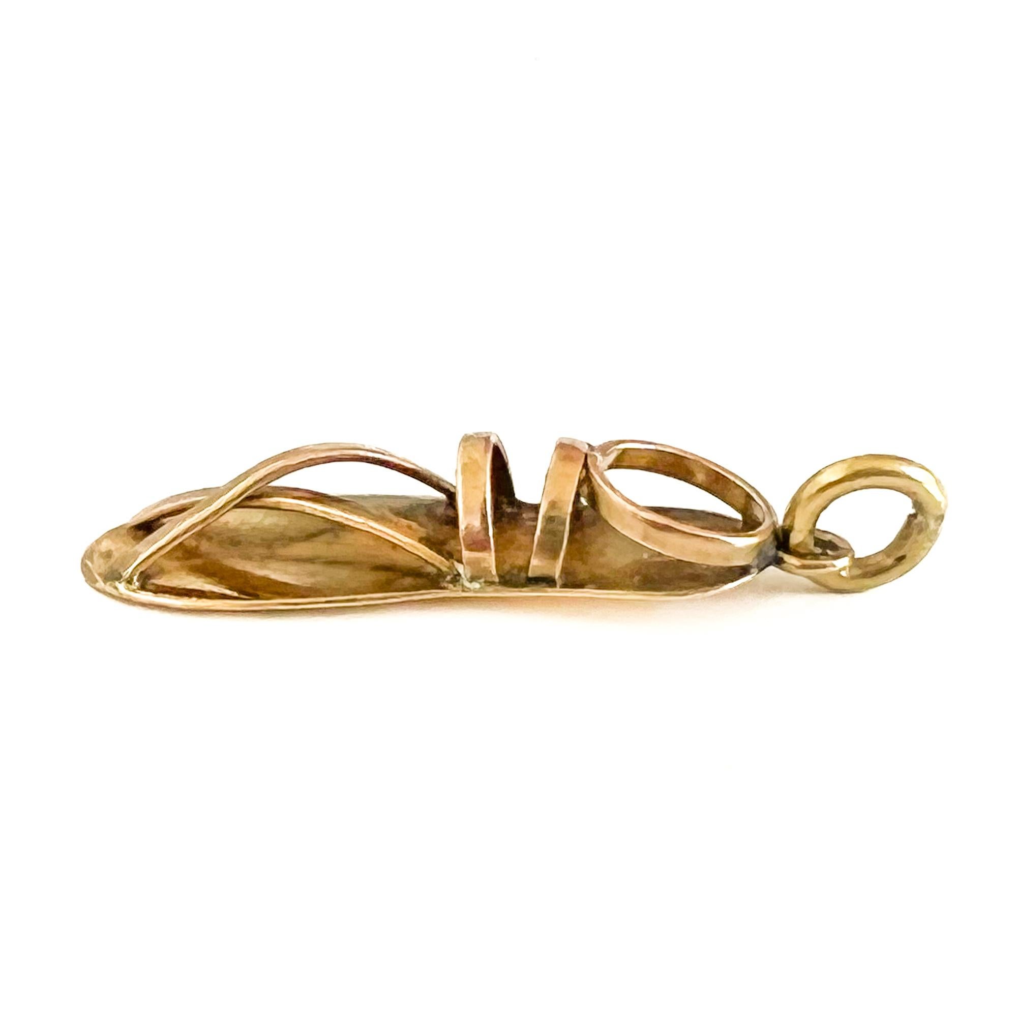 Pendentif vintage en or 18 carats avec breloque en forme de sandale romaine en vente 2