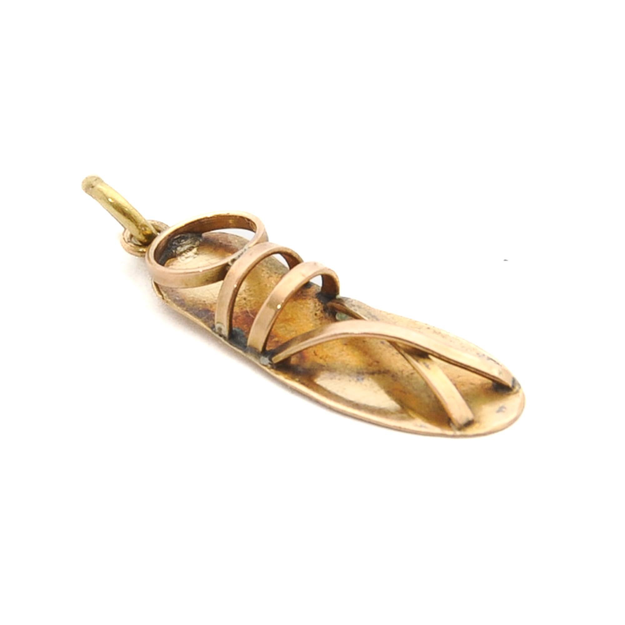 Pendentif vintage en or 18 carats avec breloque en forme de sandale romaine en vente 3