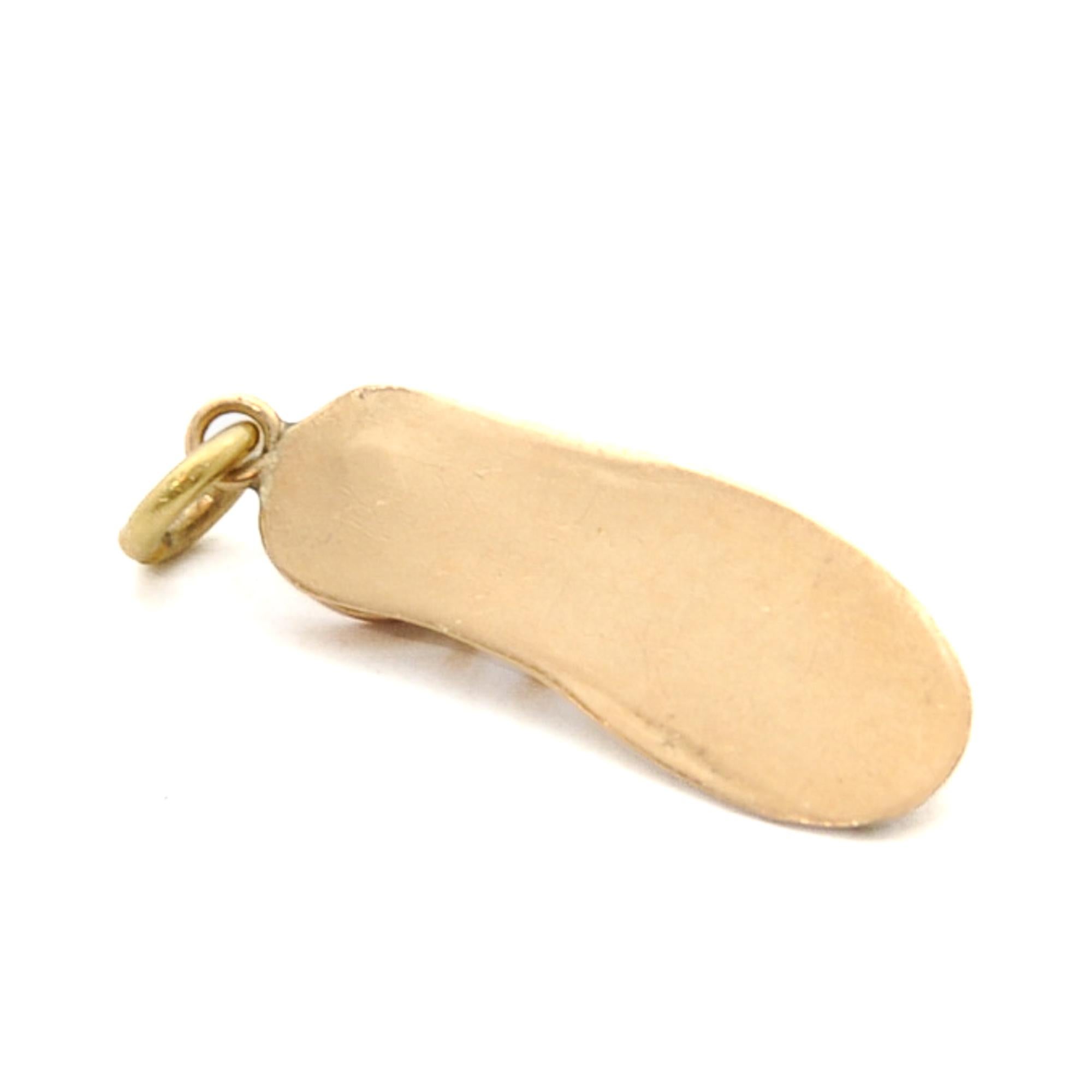 Pendentif vintage en or 18 carats avec breloque en forme de sandale romaine en vente 4