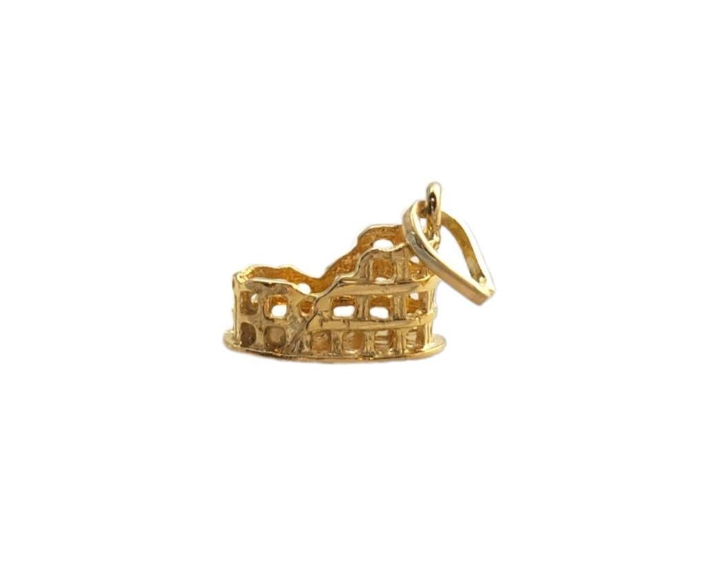 18K Yellow Gold Rome Colosseum Charm #16003 In Good Condition For Sale In Washington Depot, CT