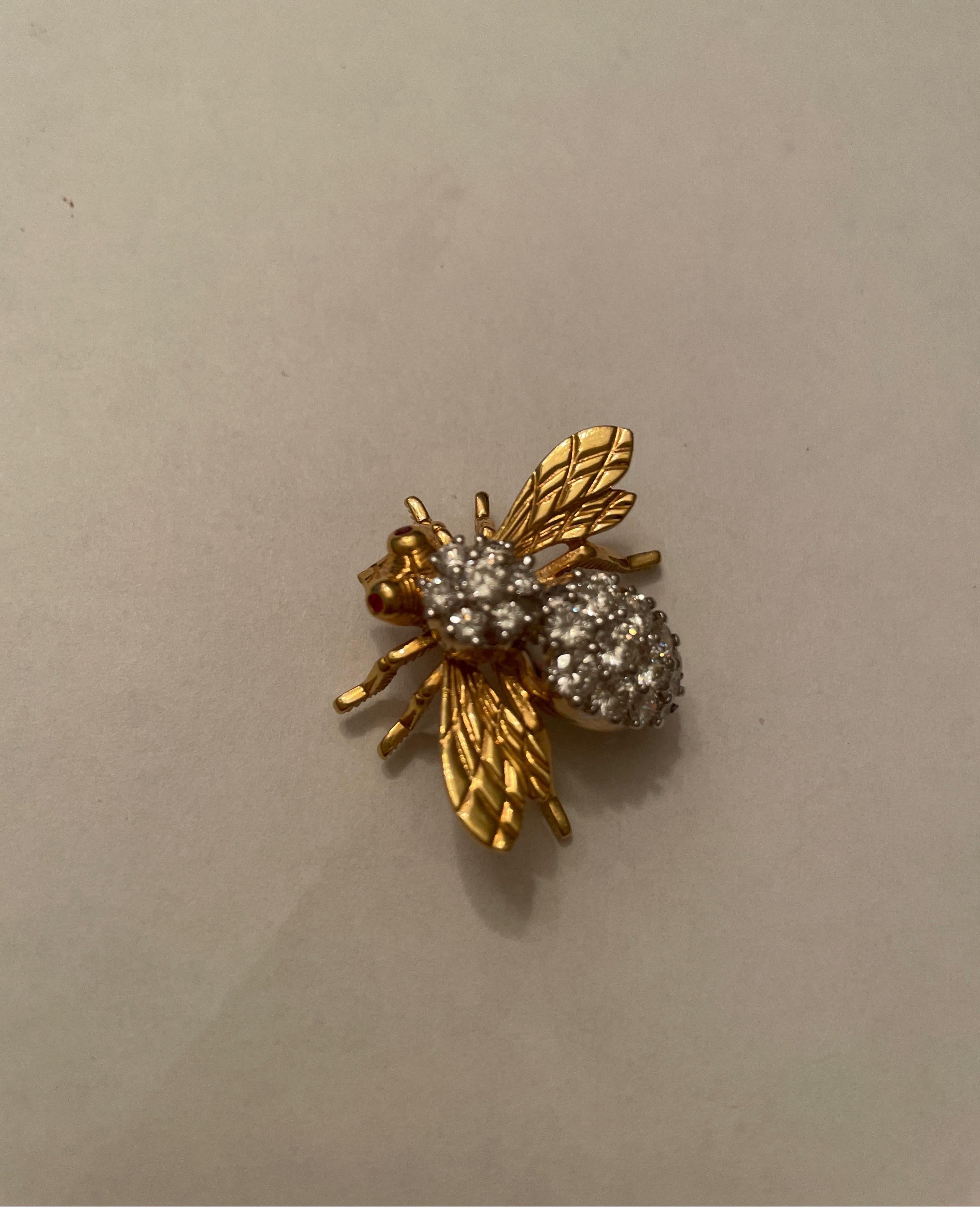 Round Cut 18 Karat Yellow Gold Rosenthal Diamond Bee Pin For Sale